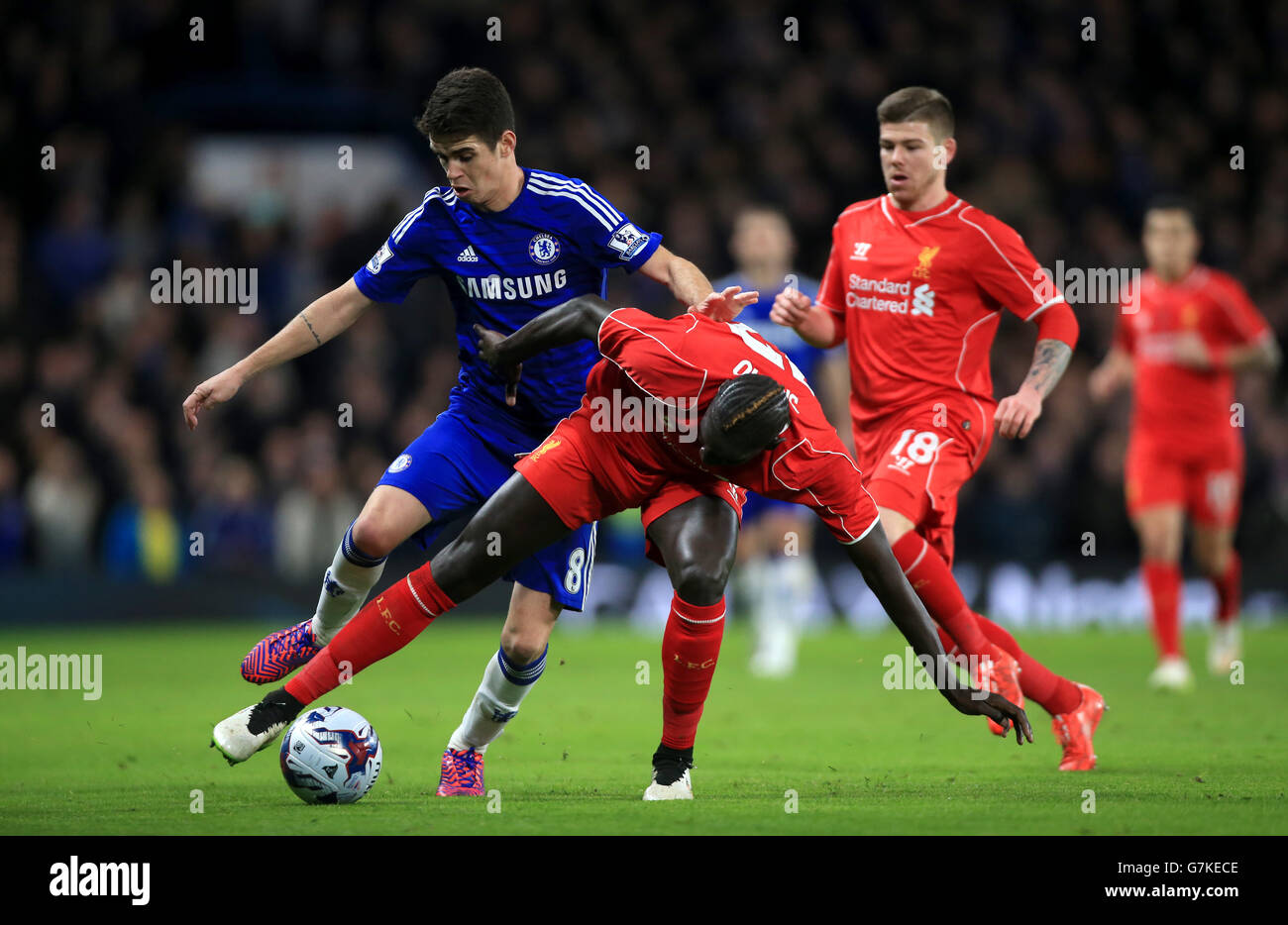 L'Oscar di Chelsea (a sinistra) e Mamadou Sakho di Liverpool combattono per la palla durante la semi-finale della Capital One Cup, seconda tappa a Stamford Bridge, Londra. PREMERE ASSOCIAZIONE foto. Data immagine: Martedì 27 gennaio 2015. Vedi la storia di PA: CALCIO Chelsea. Il credito fotografico dovrebbe essere: Nick Potts/PA Wire. Nessun utilizzo con audio, video, dati, partite o club/campionato non ufficiali Foto Stock