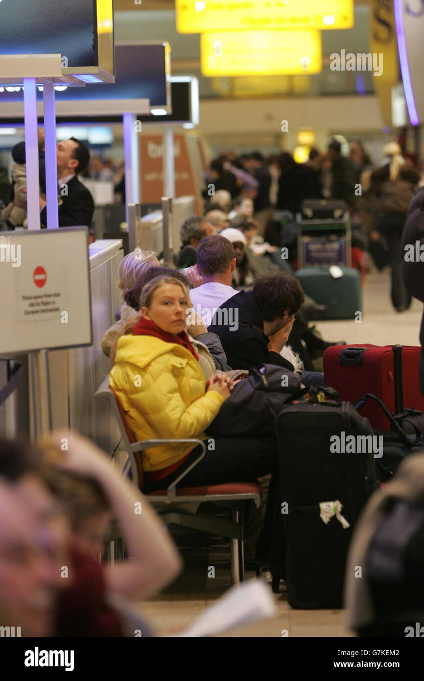 I viaggiatori aspettano che i loro aerei partano all'aeroporto di Heathrow all'inizio della fuga di Natale. Foto Stock