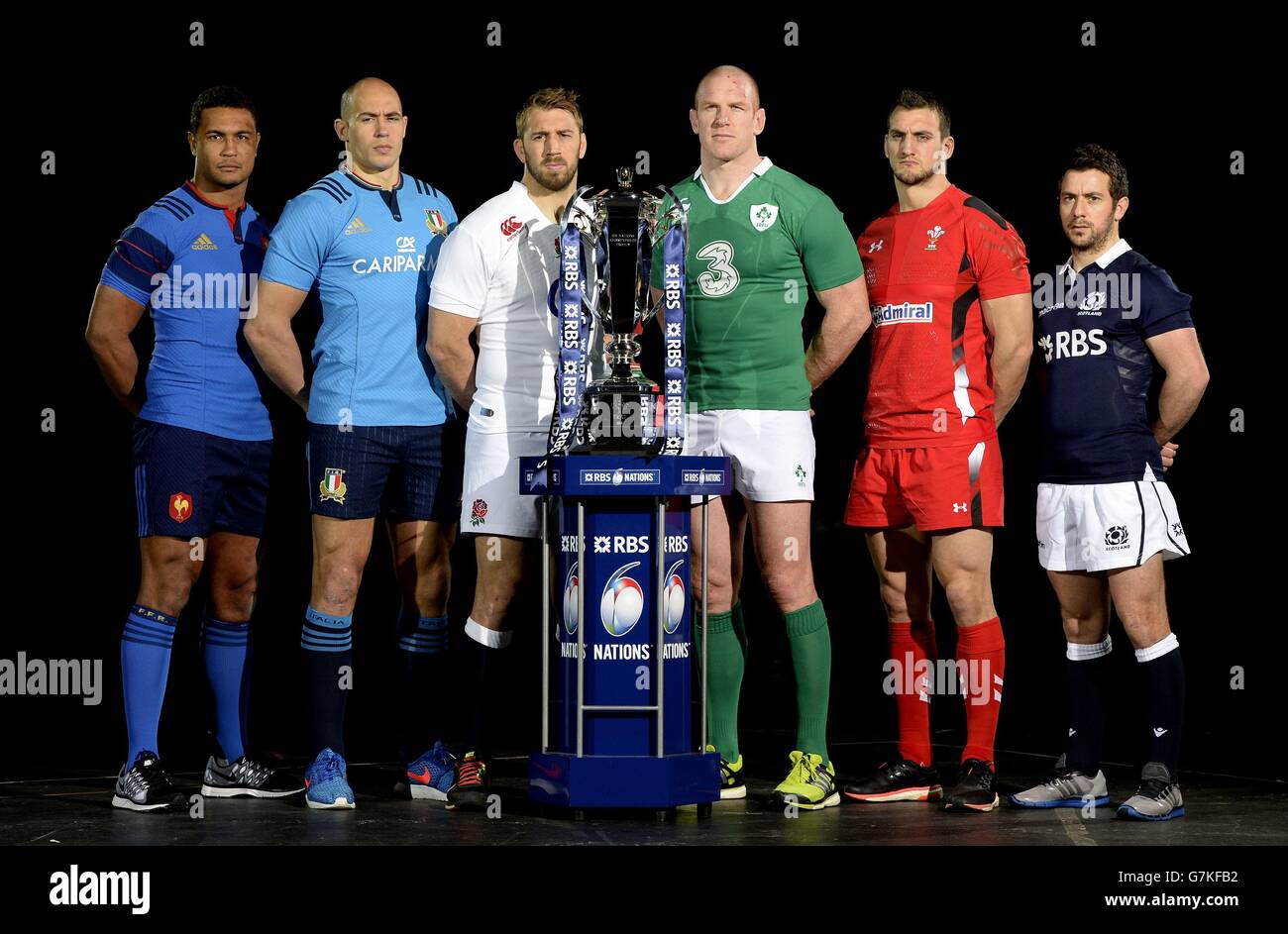 Capitano d'Irlanda Paul o'Connell (terza a destra), capitano di Francia Thierry Dusautoir (sinistra), capitano d'Inghilterra Chris Robshaw (terza a sinistra), capitano d'Italia Sergio Parisse (seconda a sinistra), capitano del Galles Sam Warburton (seconda a destra) E il capitano della Scozia Greig Laidlaw (a destra) posano con il nuovo trofeo delle 6 Nazioni durante il lancio della RBS Six Nations all'Hurlingham Club di Londra. Foto Stock