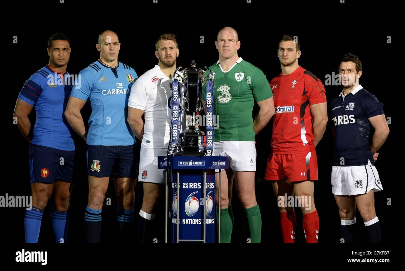Capitano d'Irlanda Paul o'Connell (terza a destra), capitano di Francia Thierry Dusautoir (sinistra), capitano d'Inghilterra Chris Robshaw (terza a sinistra), capitano d'Italia Sergio Parisse (seconda a sinistra), capitano del Galles Sam Warburton (seconda a destra) E il capitano della Scozia Greig Laidlaw (a destra) posano con il nuovo trofeo delle 6 Nazioni durante il lancio della RBS Six Nations all'Hurlingham Club di Londra. Foto Stock