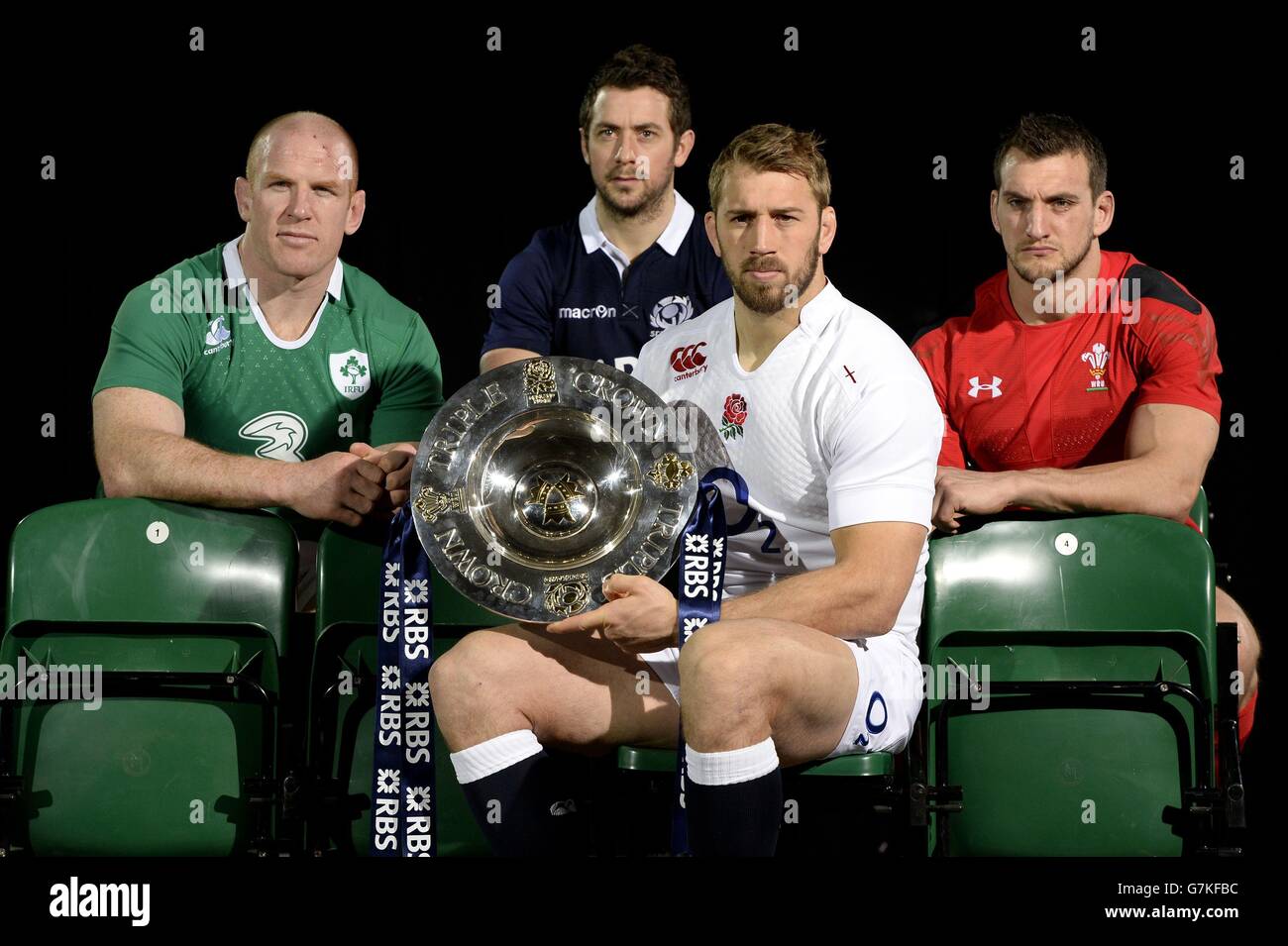 Il capitano inglese Chris Robshaw (seconda a destra) si pone con il trofeo Triple Crown accanto ai compagni capitani Paul o'Connell d'Irlanda (a sinistra), Sam Warburton of Wales (a destra) e Greig Laidlaw of Scotland (seconda a destra) durante il lancio della RBS Six Nations all'Hurlingham Club di Londra. Foto Stock