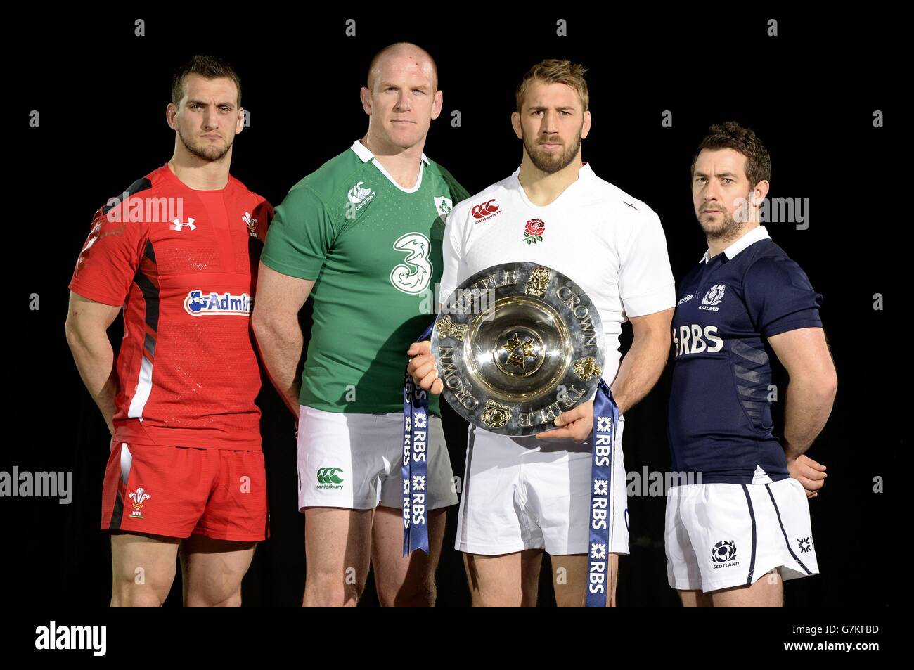 Il capitano dell'Inghilterra Chris Robbhaw (2° a destra) si pone con il trofeo Triple Crown accanto ai compagni capitani Paul o'Connell d'Irlanda (2° a sinistra), Sam Warburton del Galles (a sinistra) e Greig Laidlaw di Scozia (a destra) durante il lancio delle sei Nazioni RBS all'Hurlingham Club di Londra. Foto Stock