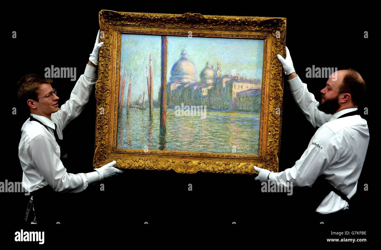 Un paio di collaboratori del Sotheby's si preparano ad appendere il dipinto Claude Monet le Grand Canal, che è stimato essere venduto tra i 20 e i 39 milioni di sterline durante l'asta impressionista e moderna il 3 febbraio a Sotheby's, in esposizione presso i loro showroom nel centro di Londra. Foto Stock
