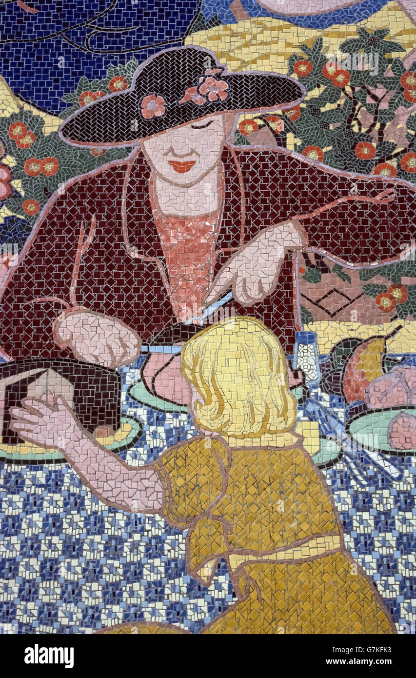 Un mosaico di piastrelle smaltate è stato creato da 40 artisti nel 1938 per decorare l'auditorium municipale di Long Beach in California del Sud, Stati Uniti d'America. Essa è stata una delle migliaia di opere prodotte durante la Grande Depressione ai sensi della legge federale delle arti del progetto Le opere corso Amministrazione (WPA), un nuovo programma di trattativa di impiegare gli artisti e migliorare gli edifici pubblici. Sulla base di un progetto originale di Henry Allen Nord, il mosaico copre 38 x 22 piedi ed è stato detto di essere il più grande di cut-Piastrella immagine al momento. Esso è stato riposizionato quando l'auditorium fu demolita nel 1979. Questa 1983 fotografia mostra un close-up sezione. Foto Stock