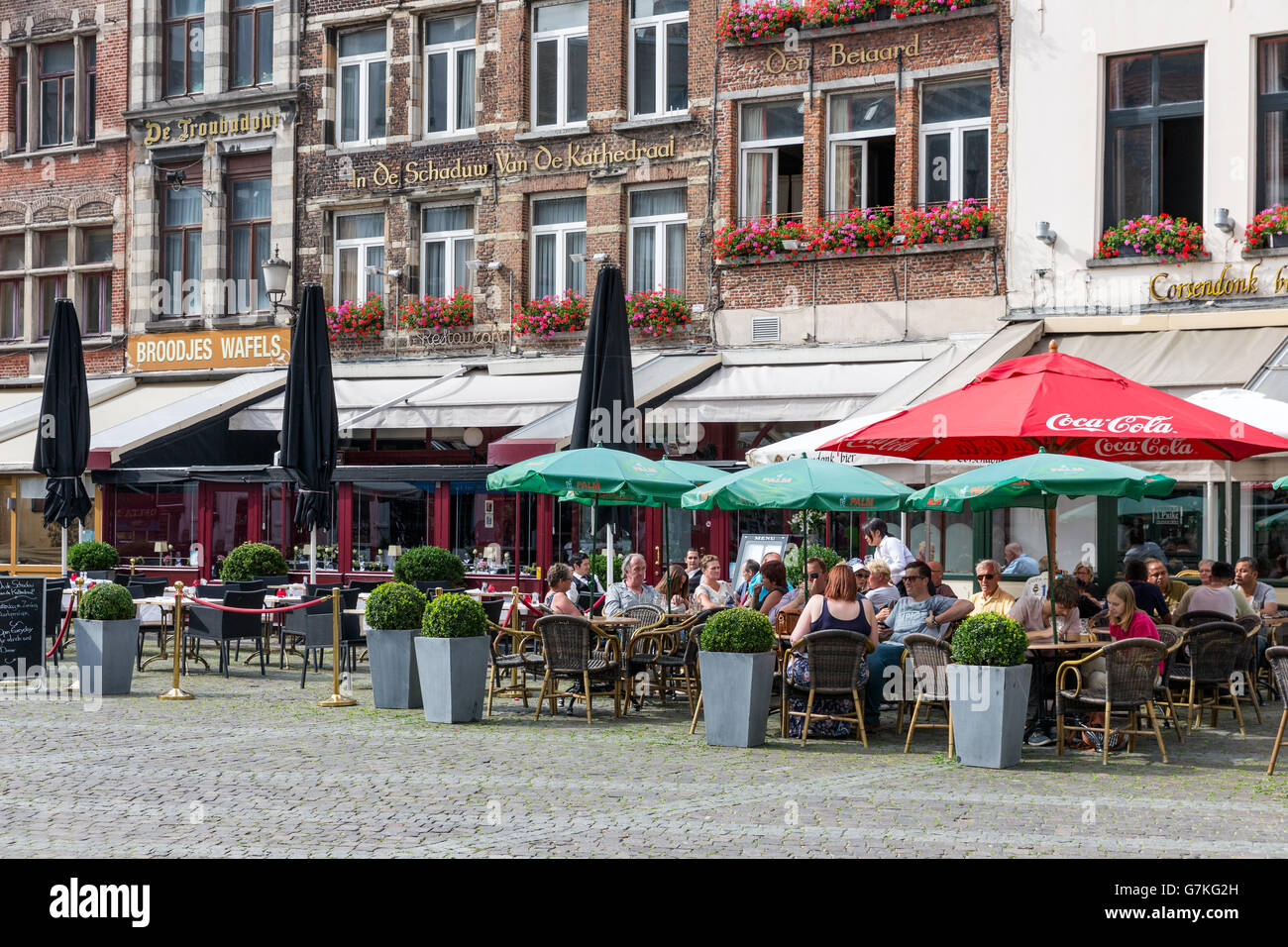 Oziare persone e rilassante i turisti a terrazze downtown della città di Anversa Foto Stock