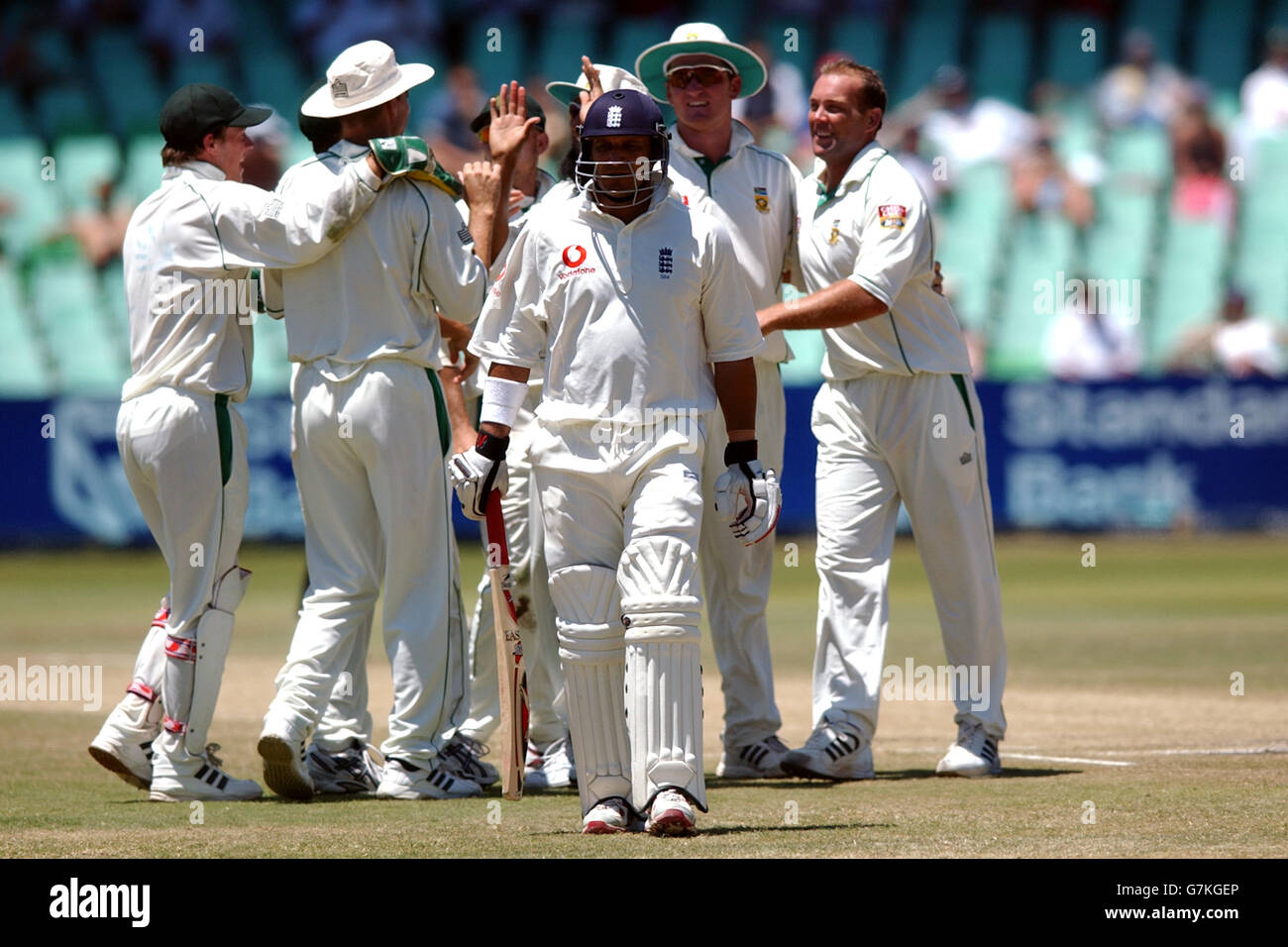 Mark Butcher (C) in Inghilterra lascia il campo dopo essere stato catturato da Martin van Jaarsveld del Sudafrica fuori dal bowling di Jacques Kallis (R) per 13 corse durante il quarto giorno. ** Foto Stock