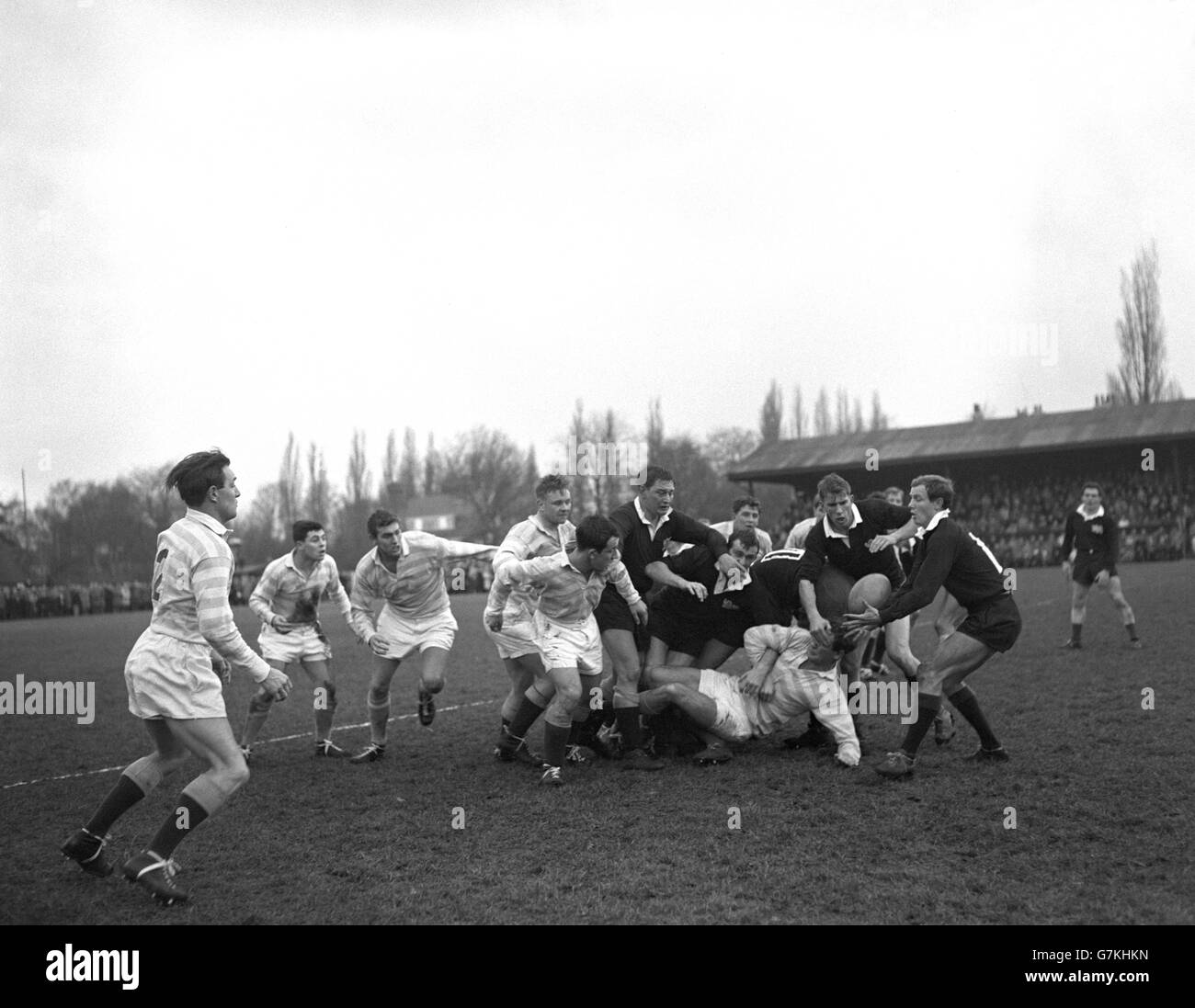 Rugby Union - Cambridge University / M. R. Steele-Bodgers XI - Grange Road, Cambridge. J. E. Owen (Cambridge), scende per tutta la lunghezza (c) quando H. Norris guadagna possesso per lo Steele-Bodgers (r). Foto Stock