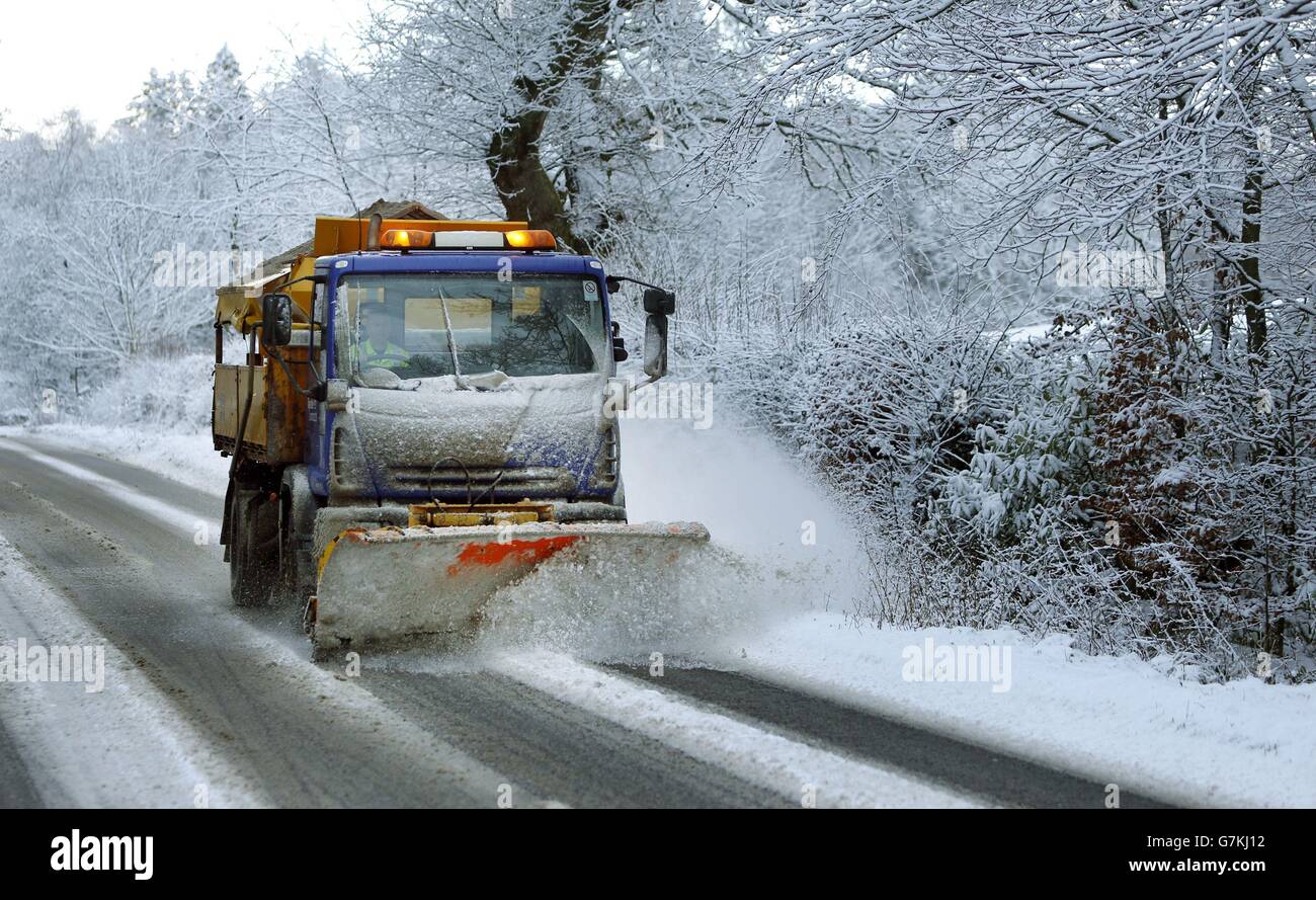 Un aratro di neve sulla A93 vicino a Guildtown, la neve porta nuove interruzioni in alcune parti del Regno Unito. Foto Stock