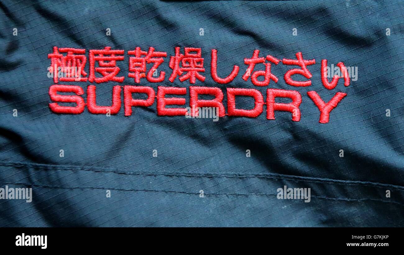 Un primo piano di abbigliamento di marca Superdry, come il proprietario del marchio  Superdry ha ripreso dal suo blues autunno oggi dopo un Natale forte guidato  da entrate online record e tempo
