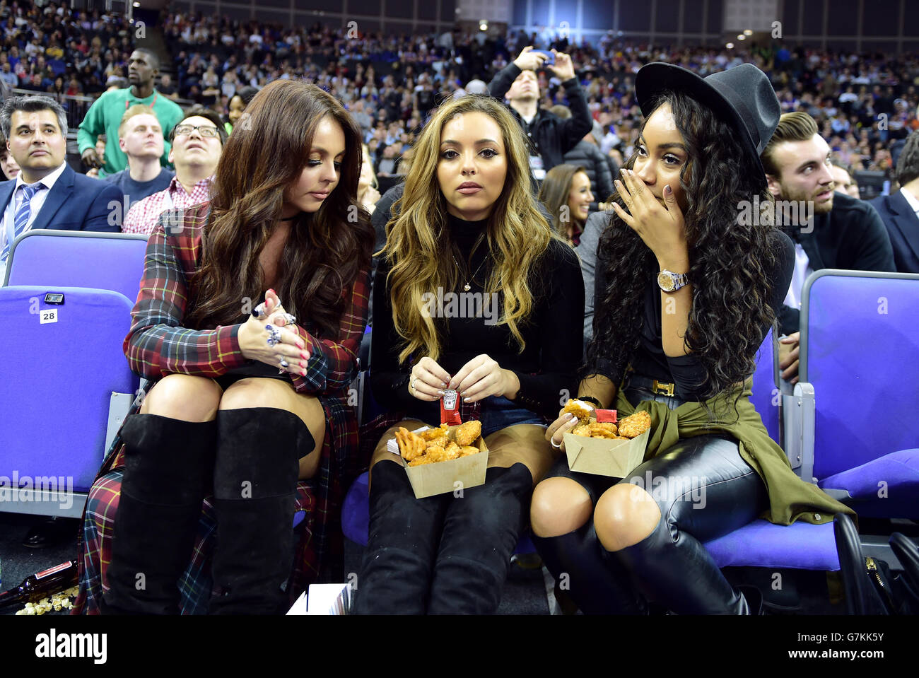 (L-R) Jesy Nelson di Little Mix, Jade Thirlwall e Leigh-Anne Pinnock Courtside Foto Stock