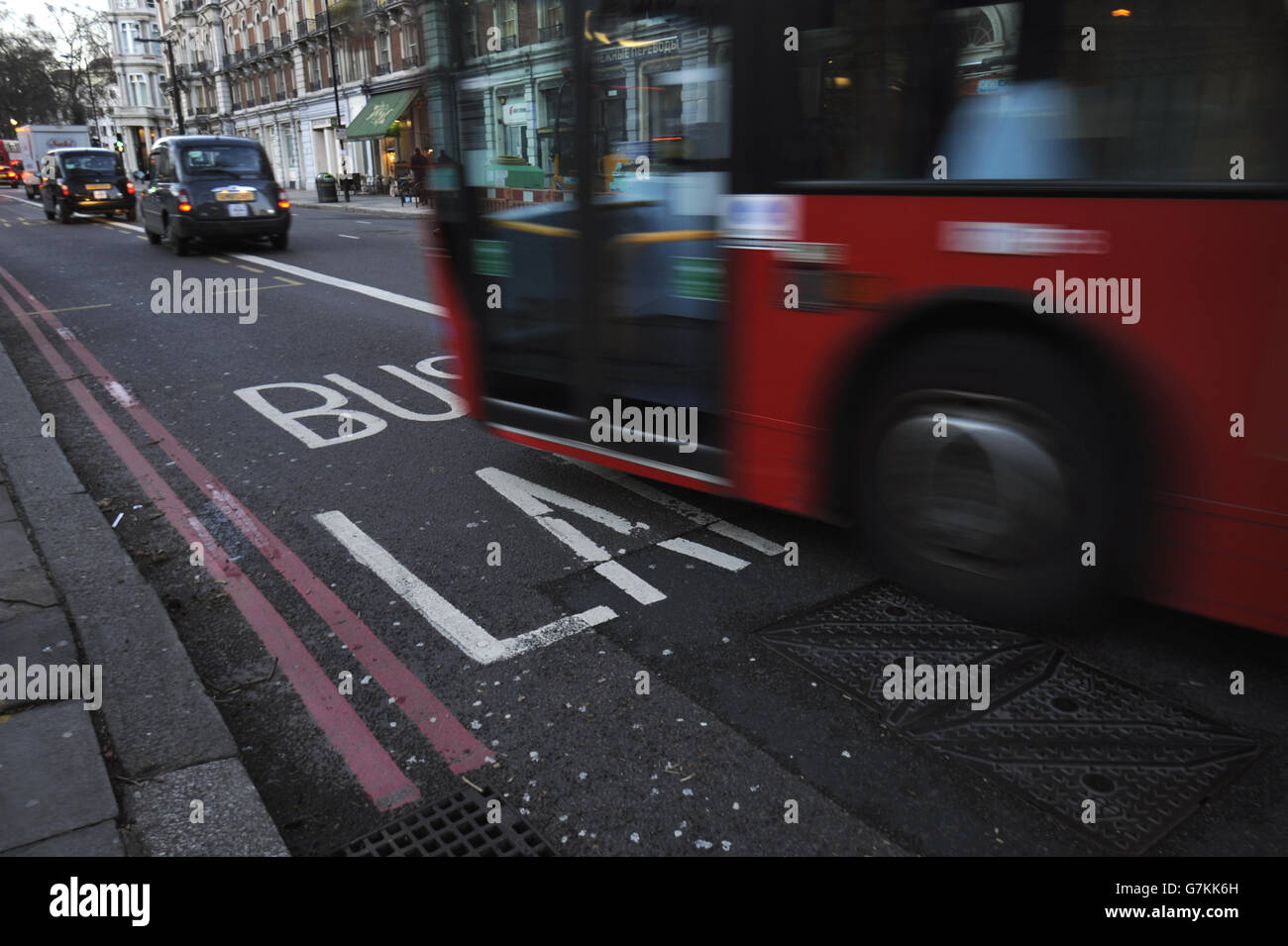 Una visione generale di una corsia di autobus nel centro di Londra, in quanto i dirigenti dei trasporti hanno accolto con favore una sentenza della Corte sulla loro politica di vietare i veicoli a noleggio privati dalle corsie di autobus. Foto Stock