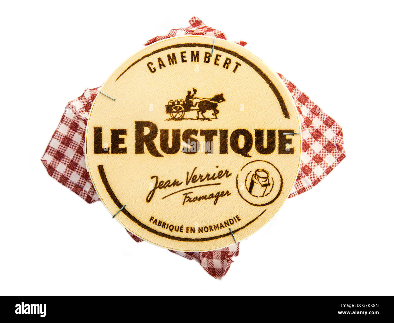 Le Rustique Camembert su sfondo bianco Foto Stock