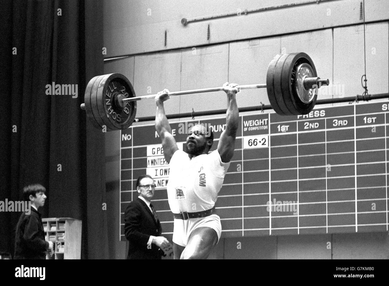 Louis Martin, 34 anni, esegue una serie di ascensori dimostrativi presso il Municipio di Hornsey, prima che un controllo gli sia stato presentato dalla British Amateur Weightlifters Association, in riconoscimento dei suoi servizi allo sport. Foto Stock