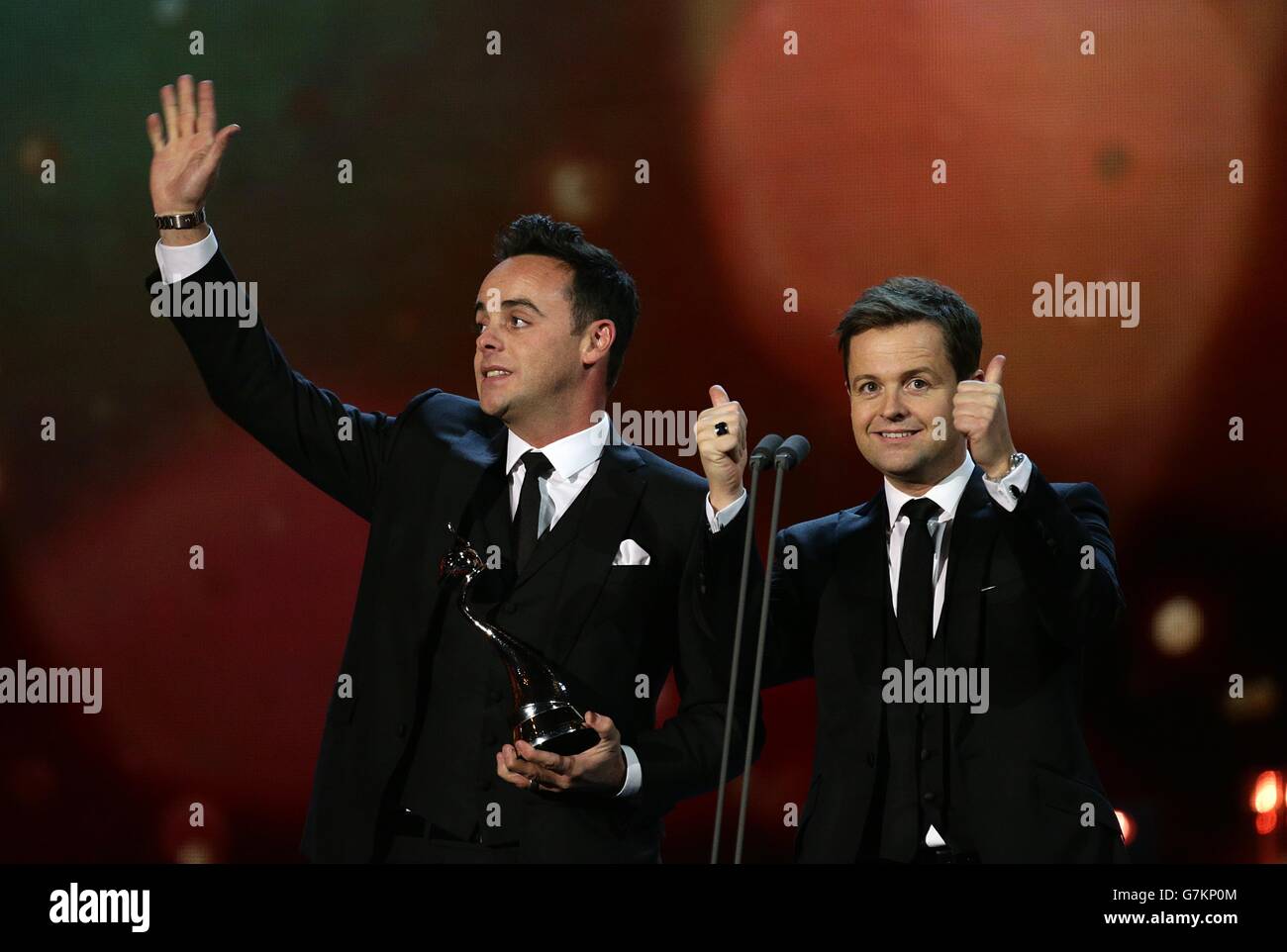 Anthony McPartlin e Declan Donnelly accettano il premio come miglior presentatore di intrattenimento durante i National Television Awards 2015 alla O2 Arena di Londra. Foto Stock