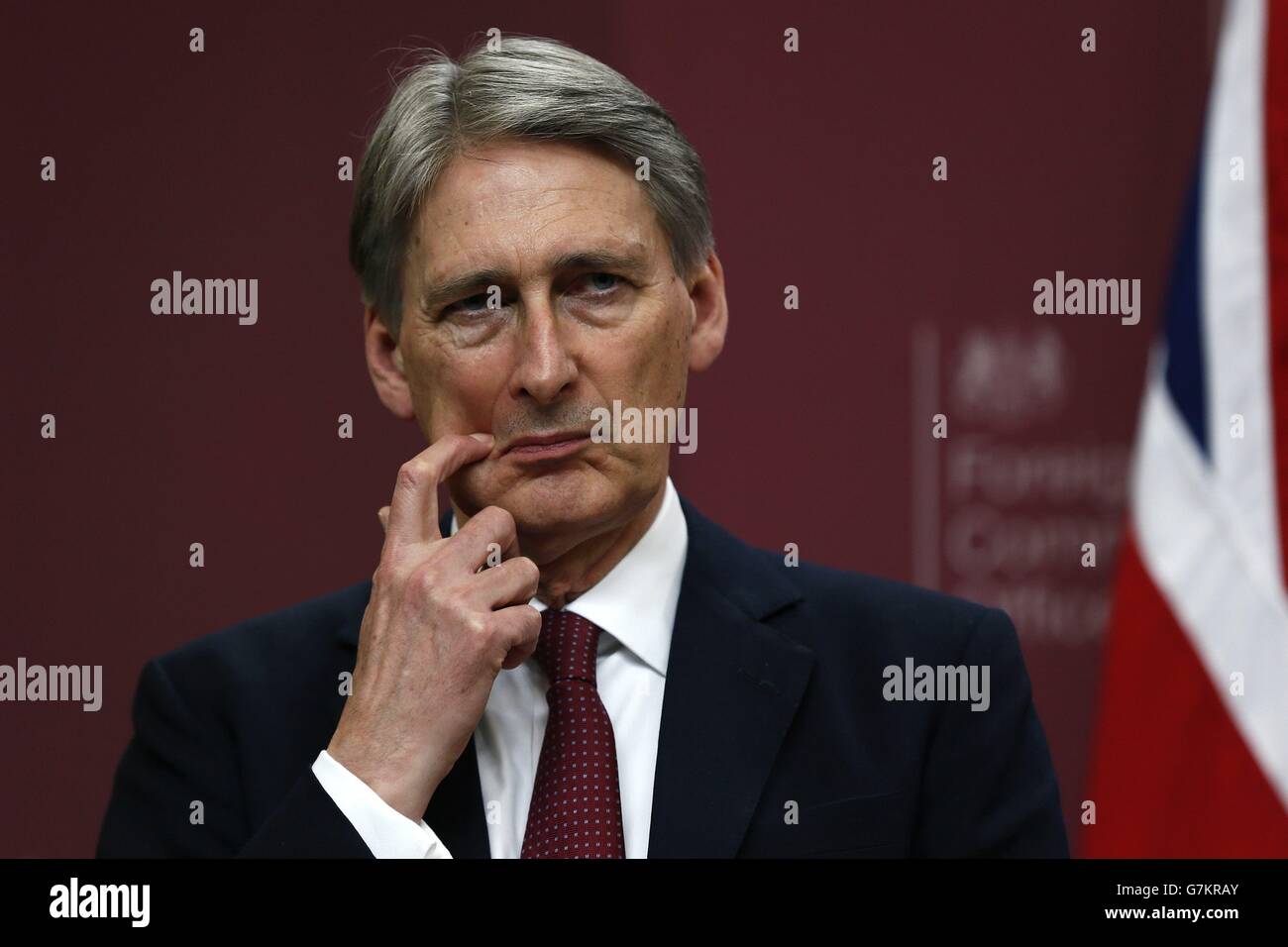 Il Segretario degli Esteri Philip Hammond gesti durante una conferenza stampa presso il Foreign and Commonwealth Office di Londra. Foto Stock