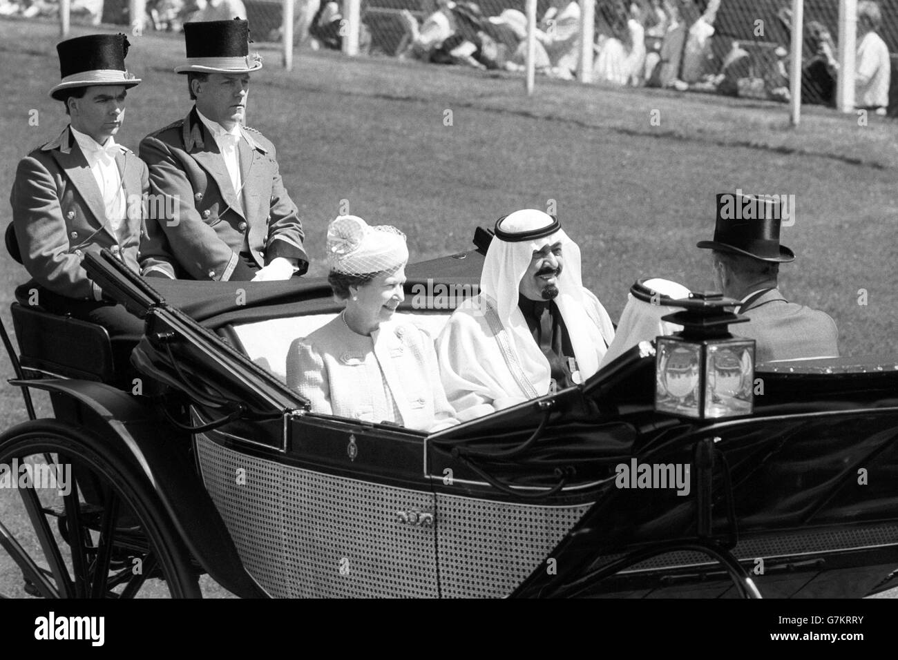 Il principe ereditario dell'Arabia Saudita si unisce alla regina nella tradizionale processione in carrozza lungo il corso di Royal Ascot. Foto Stock
