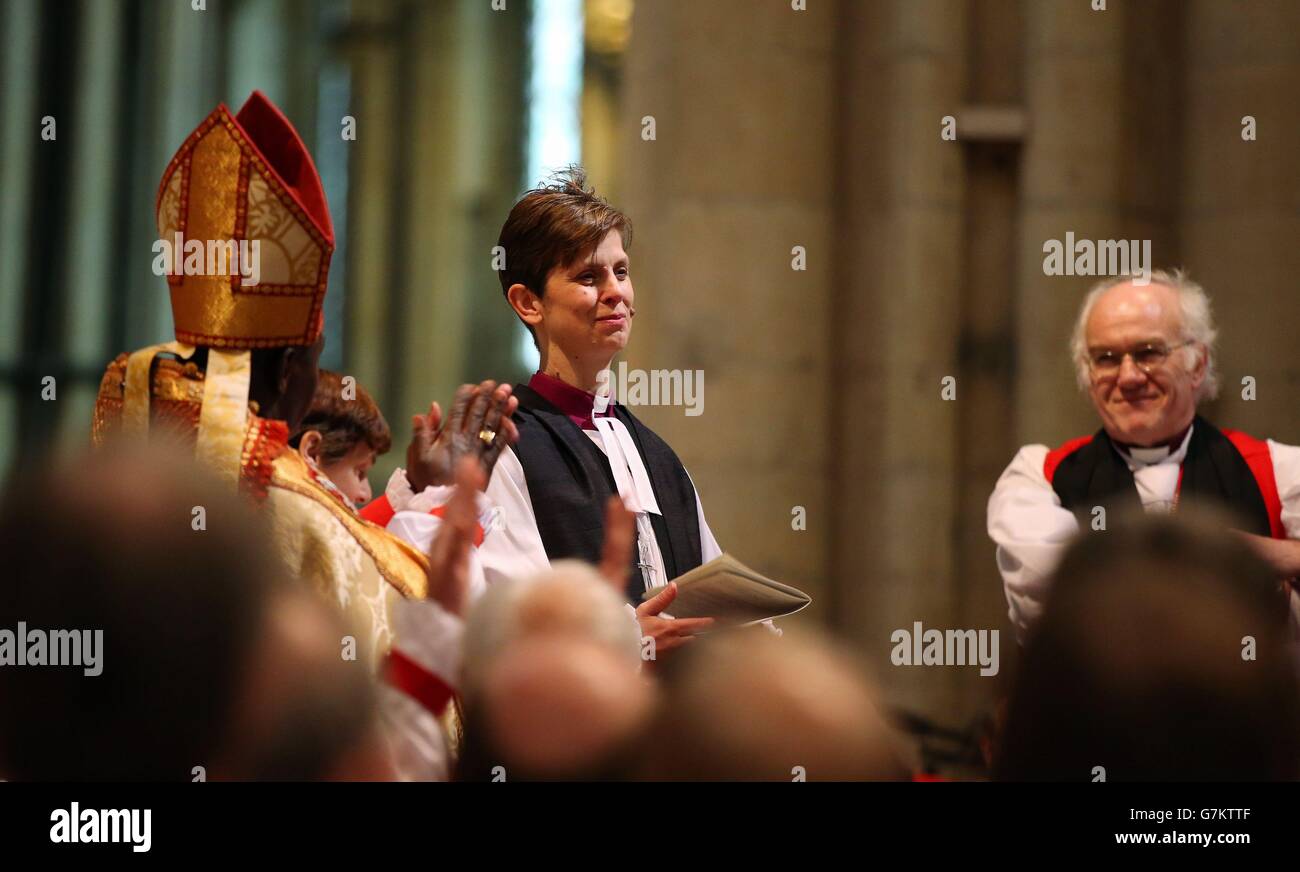 Mons. John Sentamu, il Rev. Libby Lane e il Vescovo di Chester il Rev. Peter Forster durante un servizio a York Minster, York, dove sarà consacrata come ottavo Vescovo di Stockport. Foto Stock