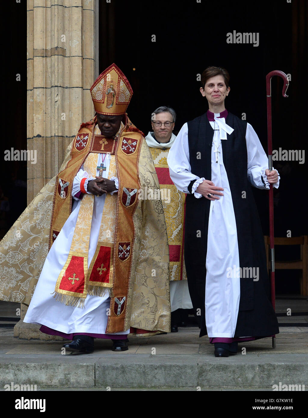 Il Vescovo di Stockport Libby Lane emerge dalla porta Ovest della Cattedrale di York con l'arcivescovo di York Dr. John Sentamu dopo il suo servizio di consacrazione alla Cattedrale di York. Foto Stock