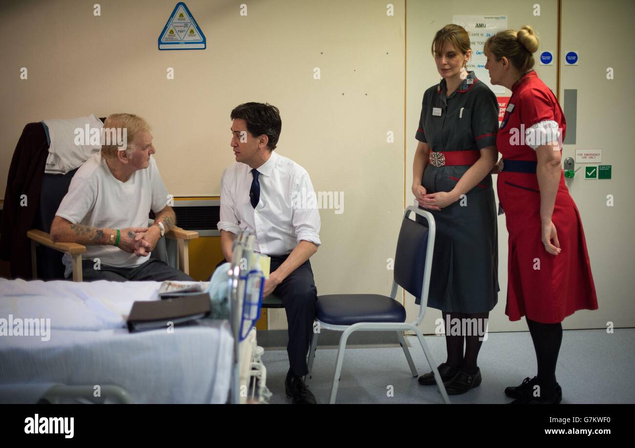 Il leader del lavoro ed Miliband (seconda a sinistra) incontra Gordon Lole nell'unità di medicina acuta durante una visita all'ospedale George Eliot di Nuneaton oggi dove lui e il segretario ombra Andy Burnham hanno incontrato il personale e hanno parlato con i pazienti. Foto Stock