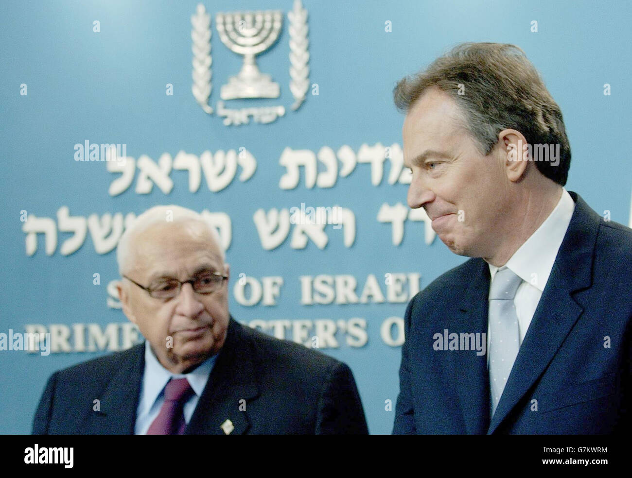 Il primo ministro britannico Tony Blair (destra) incontra il suo omologo israeliano Ariel Sharon. Foto Stock