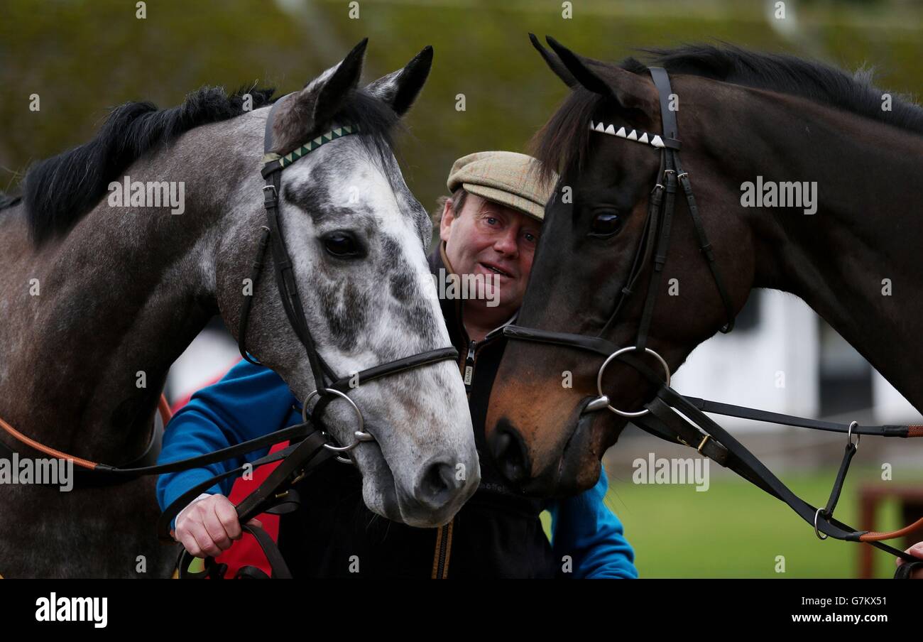 Allenatore Nicky Henderson con Vasco Du Ronceray (a sinistra) e segno DI una vittoria (a destra) durante una visita alle sette scuderie di Barrow, Lambourn. Foto Stock