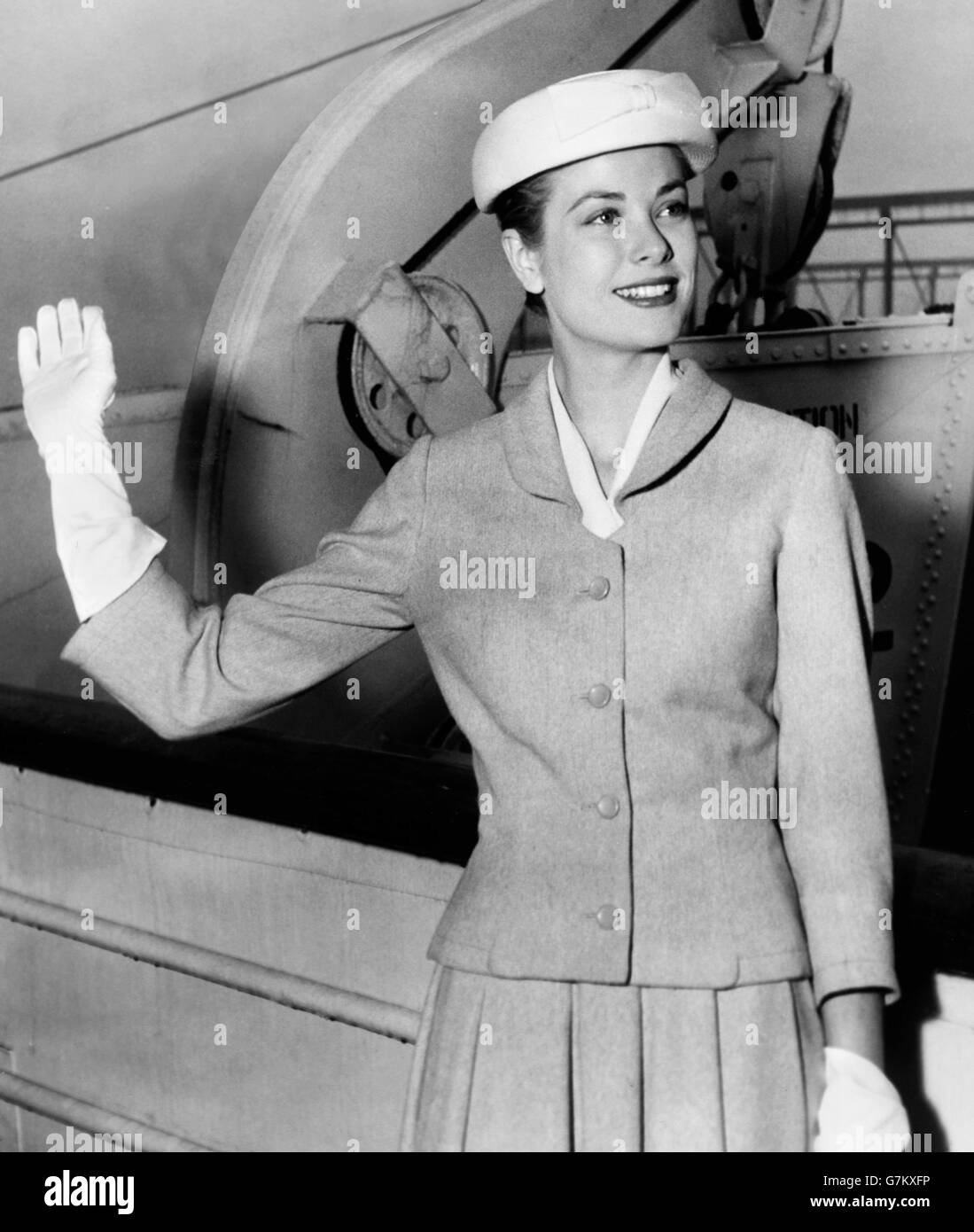 Grace Kelly (1929-1982) . Il actrice americano dire addio a New York dalla ocean liner costituzione, prima della partenza per il Principato di Monaco e il suo matrimonio con il Principe Ranieri. Foto di New York World-Telegram e il sole quotidiano, 4 aprile 1956. Foto Stock
