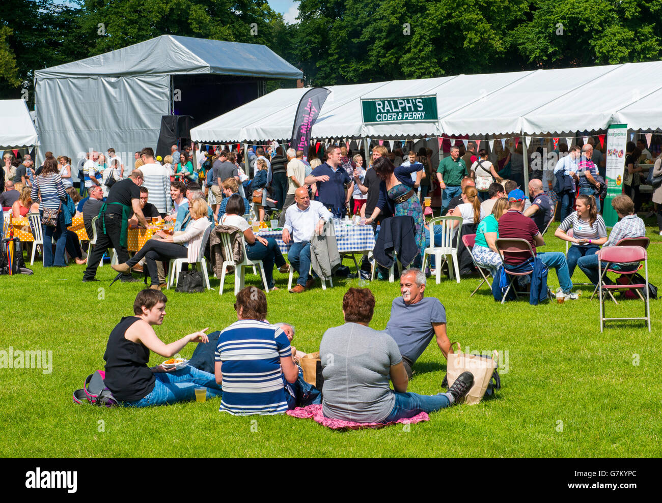 I visitatori del 2016 Shrewsbury Food Festival godendo il sole nello Shropshire, Inghilterra, Regno Unito. Foto Stock