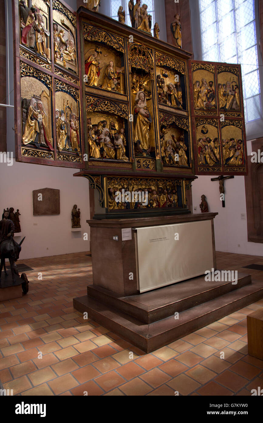 Un sedicesimo secolo trittico alato, una volta che una pala in una chiesa nel Cantone dei Grigioni, è una delle funzioni presentano, Museo storico di Basilea Foto Stock