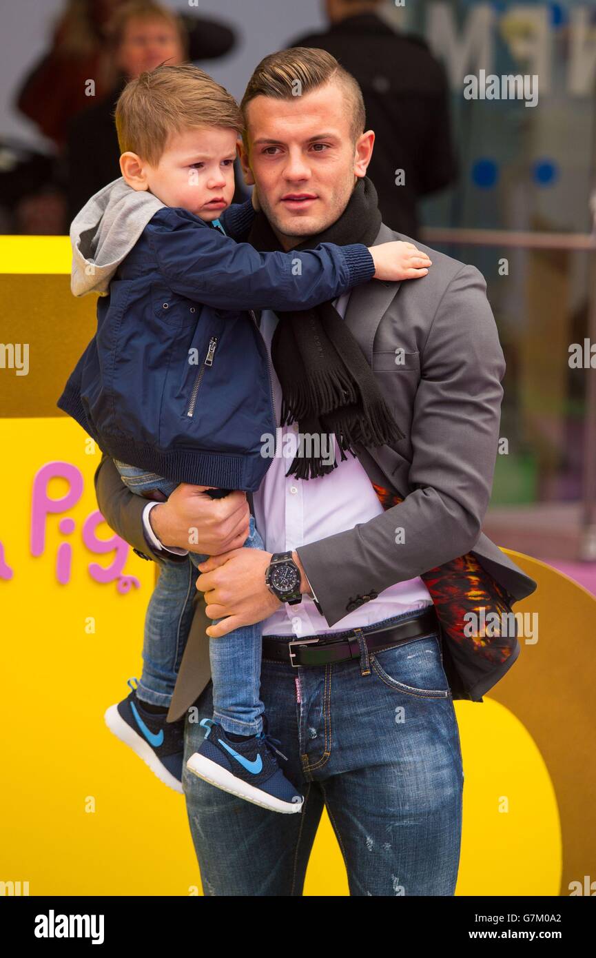 Jack Wilshere e suo figlio Archie arrivano ad una proiezione di Peppa Pig: The Golden Boots al cinema Odeon, a Leicester Square, Londra. Foto Stock