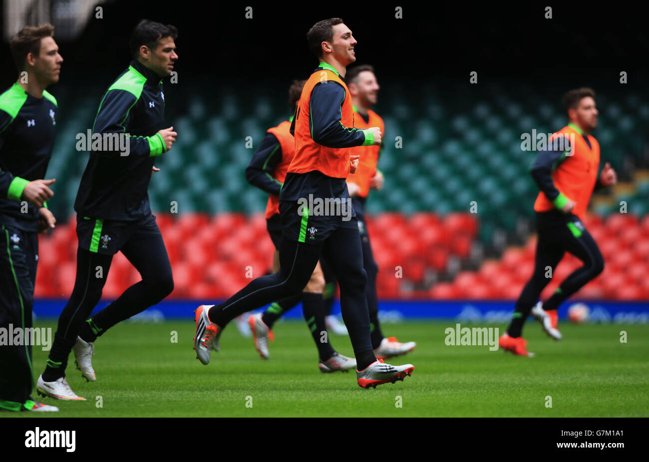 Rugby Union - 2015 RBS Six Nations - Galles / Inghilterra - Wales Captain's Run - Millennium Stadium. George North, lo zenzero del Galles, batte con i suoi compagni di squadra durante il Captain's Run al Millennium Stadium di Cardiff. Foto Stock