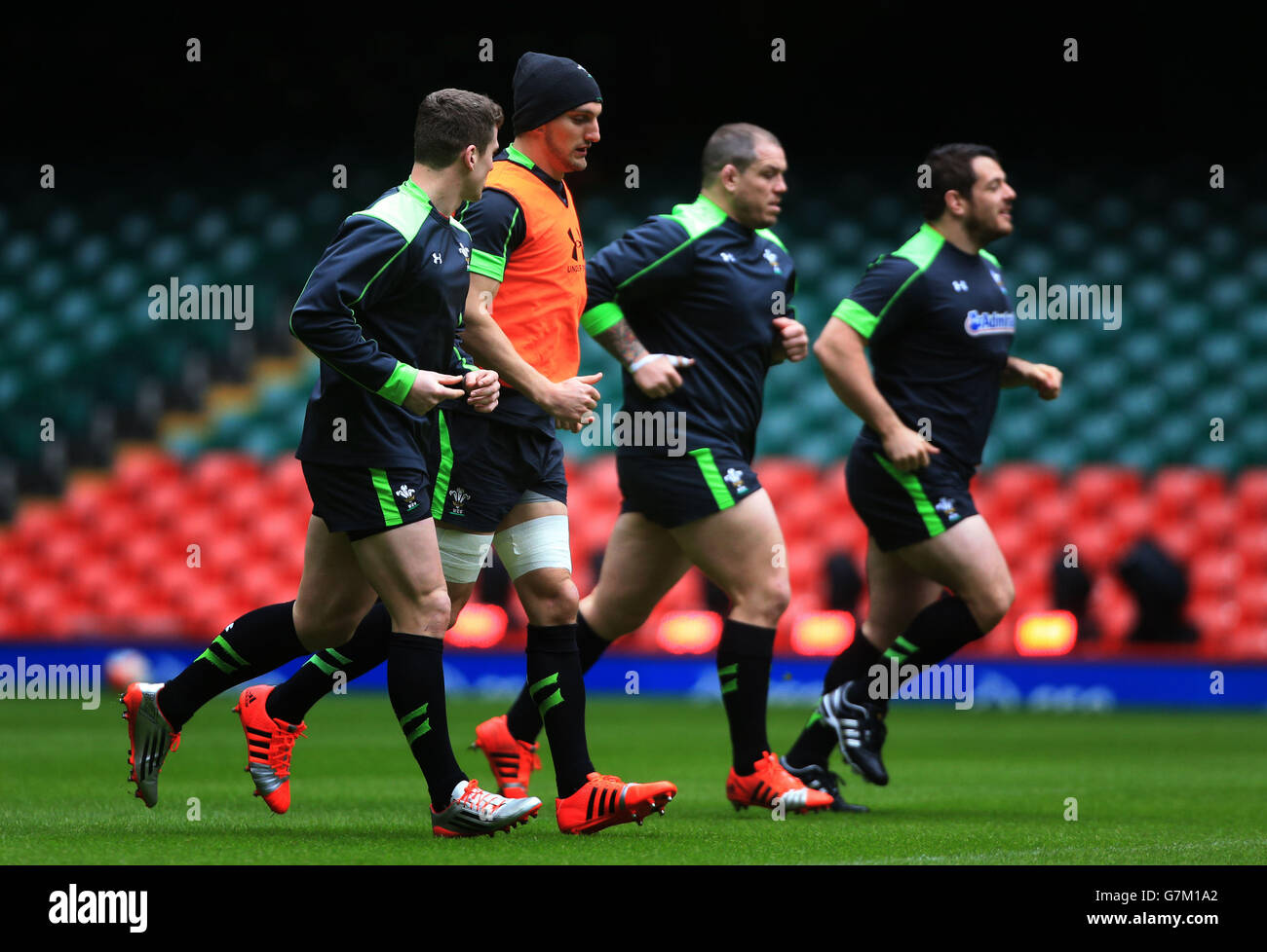 Rugby Union - 2015 RBS Six Nations - Galles / Inghilterra - Wales Captain's Run - Millennium Stadium. Il capitano del Galles Sam Warburton (seconda a sinistra) batte con i suoi compagni di squadra durante il Captain's Run al Millennium Stadium di Cardiff. Foto Stock