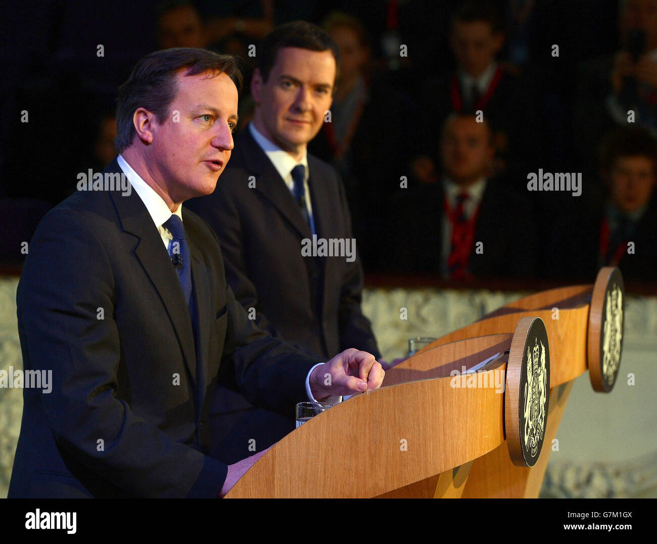 Il Cancelliere dello scacchiere George Osborne (destra) e il primo Ministro David Cameron parlano con i leader del settore nel centro AQL di Leeds. Foto Stock