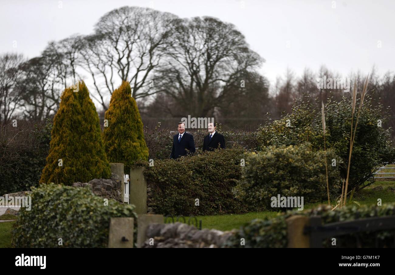 Il Cancelliere dello scacchiere George Osborne (destra) e il primo Ministro David Cameron visitano il set di Emmerdale sulla Harewood Estate vicino Leeds. Foto Stock