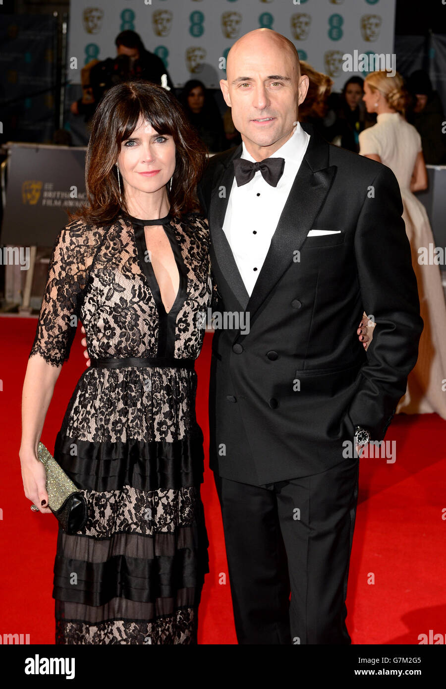 Mark strong e Liza Marshall partecipano all'EE British Academy Film Awards presso la Royal Opera House di Bow Street a Londra. PREMERE ASSOCIAZIONE foto. Data immagine: Domenica 8 febbraio 2015. Vedere la storia di PA SHOWBIZ BAFTA. Il credito fotografico dovrebbe essere: Dominic Lipinski/PA Wire Foto Stock