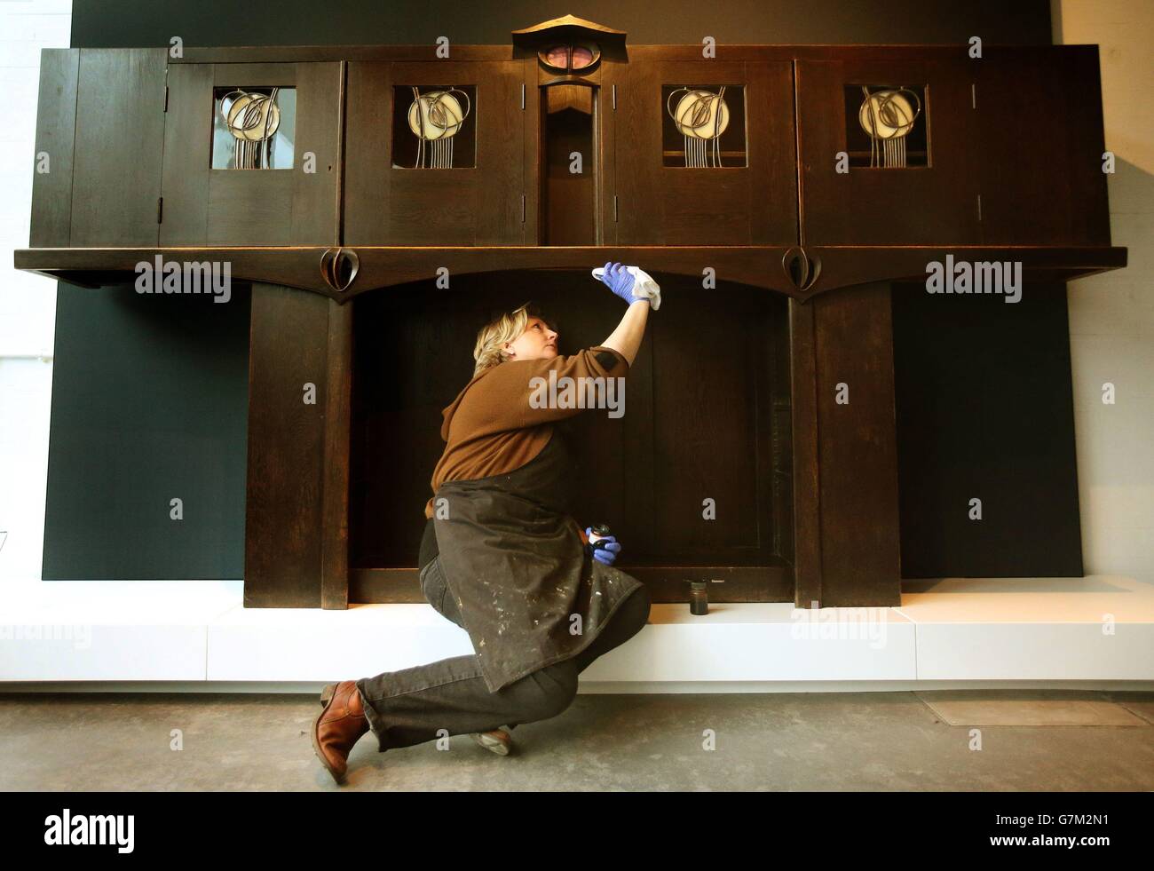 Sarah Gerrish, Conservatore di mobili e manufatti in legno, con la 'Libreria per Windyhill', mentre la Glasgow School of Art mette in mostra i mobili di Mackintosh salvati dal fuoco in una nuova galleria di mobili nel Reid Building, Che farà parte del tour delle Scuole d'Arte di Mackintosh da domenica 1 febbraio 2015. Foto Stock