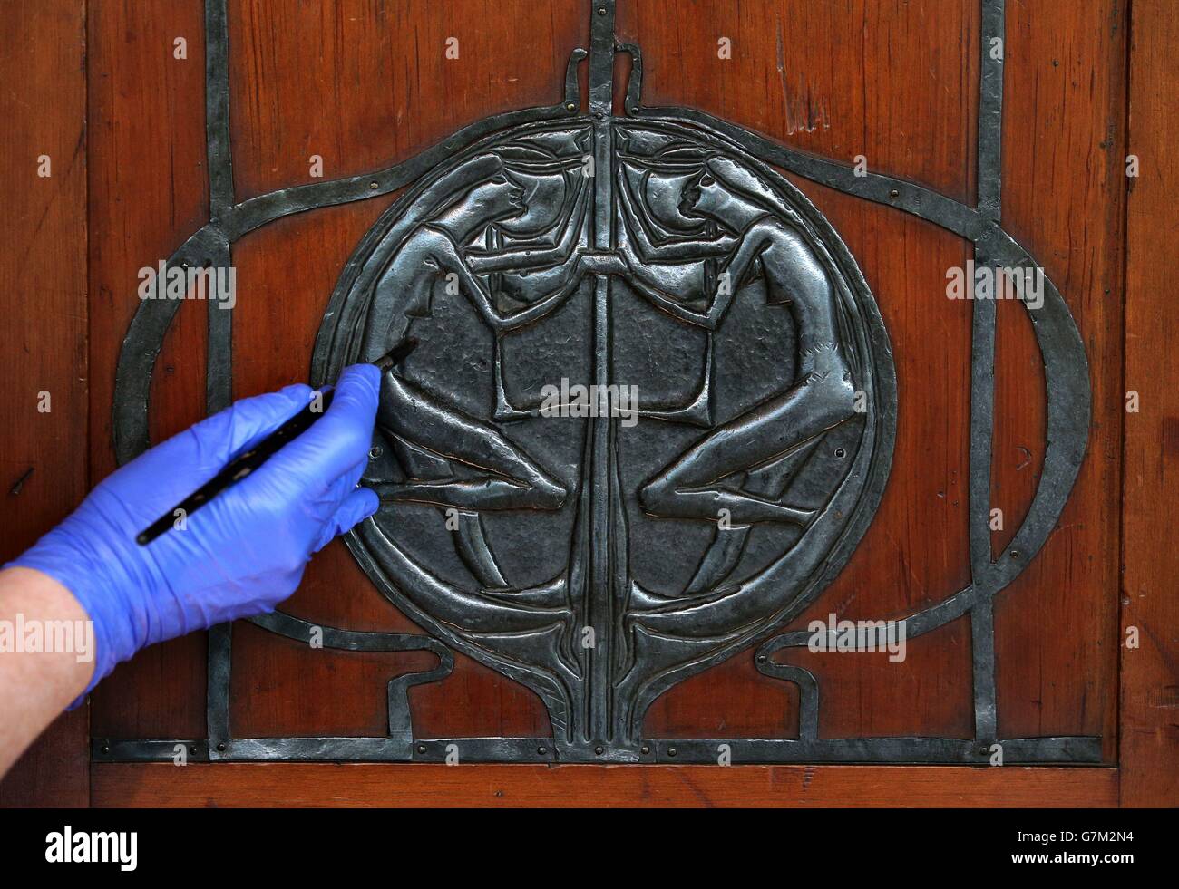 Sarah Gerrish, conservatore di artifact in legno e mobili, Con i pannelli della 'Linen Press for John Henderson' si ritiene che i pannelli di piombo repousse possano essere stati realizzati da Mackintosh stesso, come la Glasgow School of Art mette in mostra i mobili di Mackintosh salvati dal fuoco in una nuova galleria di mobili nel Reid Building, Che farà parte delle Art Schools Mackintosh Tours a partire da domenica 1 febbraio 2015. Foto Stock