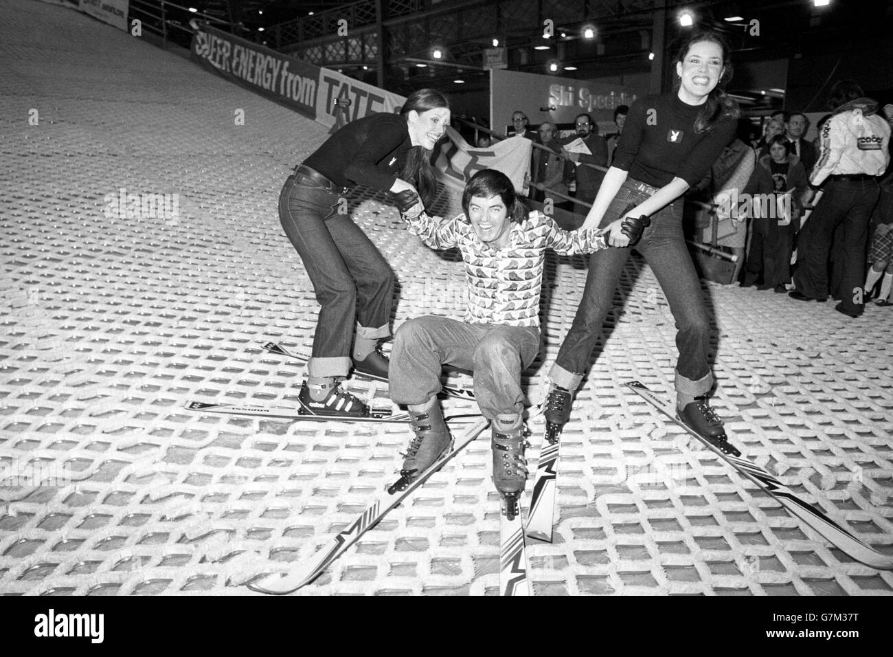 DJ Tony Blackburn prova la pista da sci artificiale all'International Ski Show di Olympia. Foto Stock