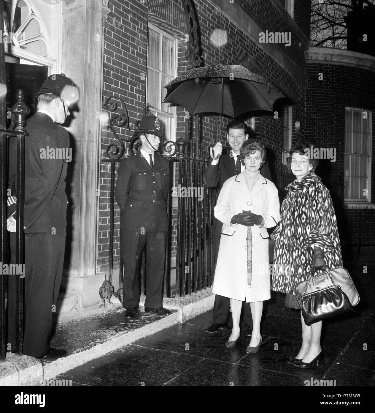 Peter Griffiths, deputato conservatore per Smethwick, detiene un ombrello per la signora Pereversiv (sinistra) e la signora A Grove, che hanno consegnato una petizione al 10 Downing Street. Foto Stock