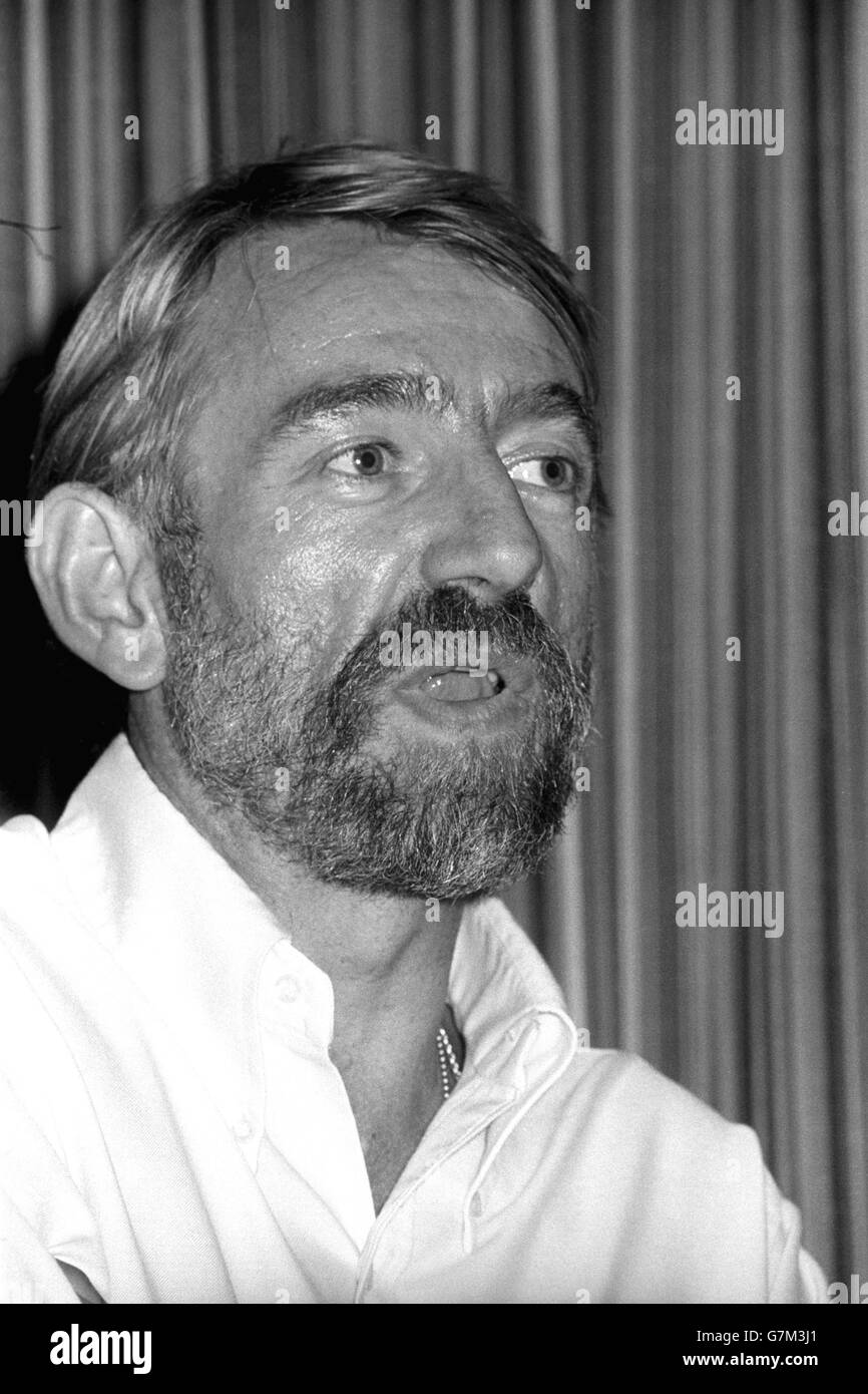 Il cantante/poeta americano Rod McKuen ad una conferenza stampa a Londra quando ha annunciato il suo sostegno alla proposta del Consiglio Nazionale per una famiglia di genitori di abolire lo status legale di illegalità. È nato al di fuori del matrimonio e da molti anni si batte per l'abolizione dello status giuridico "illegittimo" in tutto il mondo. Foto Stock