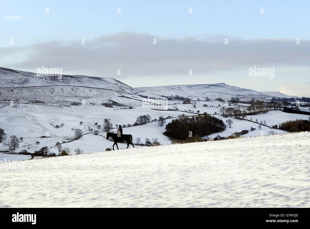 Coverdale nello Yorkshire Dales ha una buona copertura di neve, in quanto i britannici sono stati avvertiti di sostenersi per nuovi sconvolgimenti oggi mentre la neve gela sopra, portando le condizioni potenzialmente perilous della strada. Foto Stock