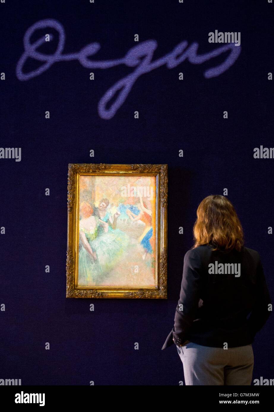 Un visitatore vede 'Scene de ballet' di Edgar Degas, a Bonhams a Londra, che si prevede di recuperare &Acirc;&Pound; 2.5 milioni di &Acirc;&Pound;3.5 milioni come parte della Bonhams' Impressionist & Modern Art asta il 3 febbraio. Foto Stock