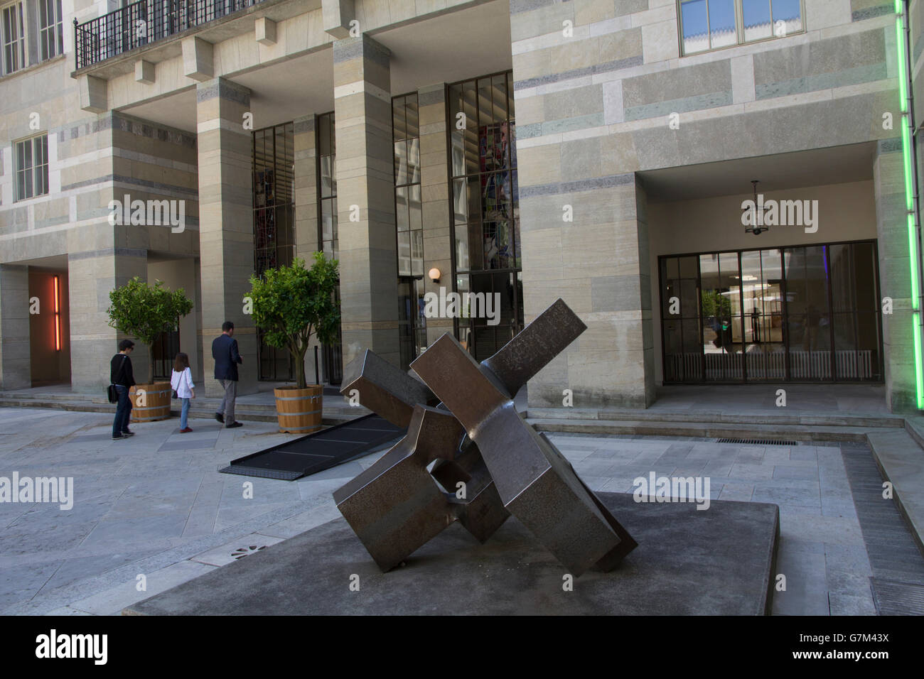 La scultura "intorno il vuoto IV' dallo spagnolo scultore Eduardo Chillida sorge nel cortile del Kunstmuseum Basel. Foto Stock