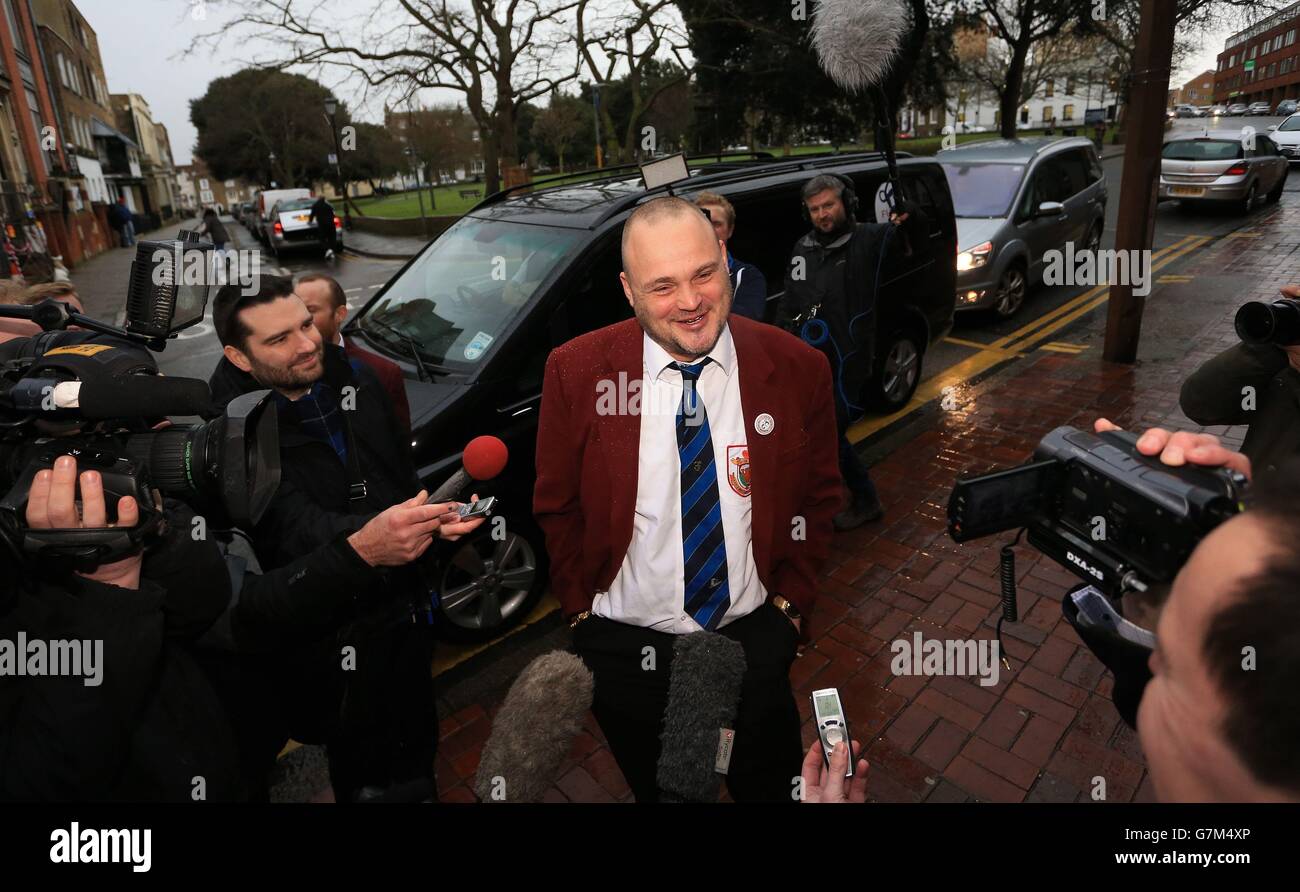 Il Pub Landlord al Murray arriva agli uffici del consiglio di Margate, Kent, per lanciare ufficialmente la sua campagna elettorale per battere il leader dell'UKIP Nigel Farage per un seggio in Parlamento. Foto Stock