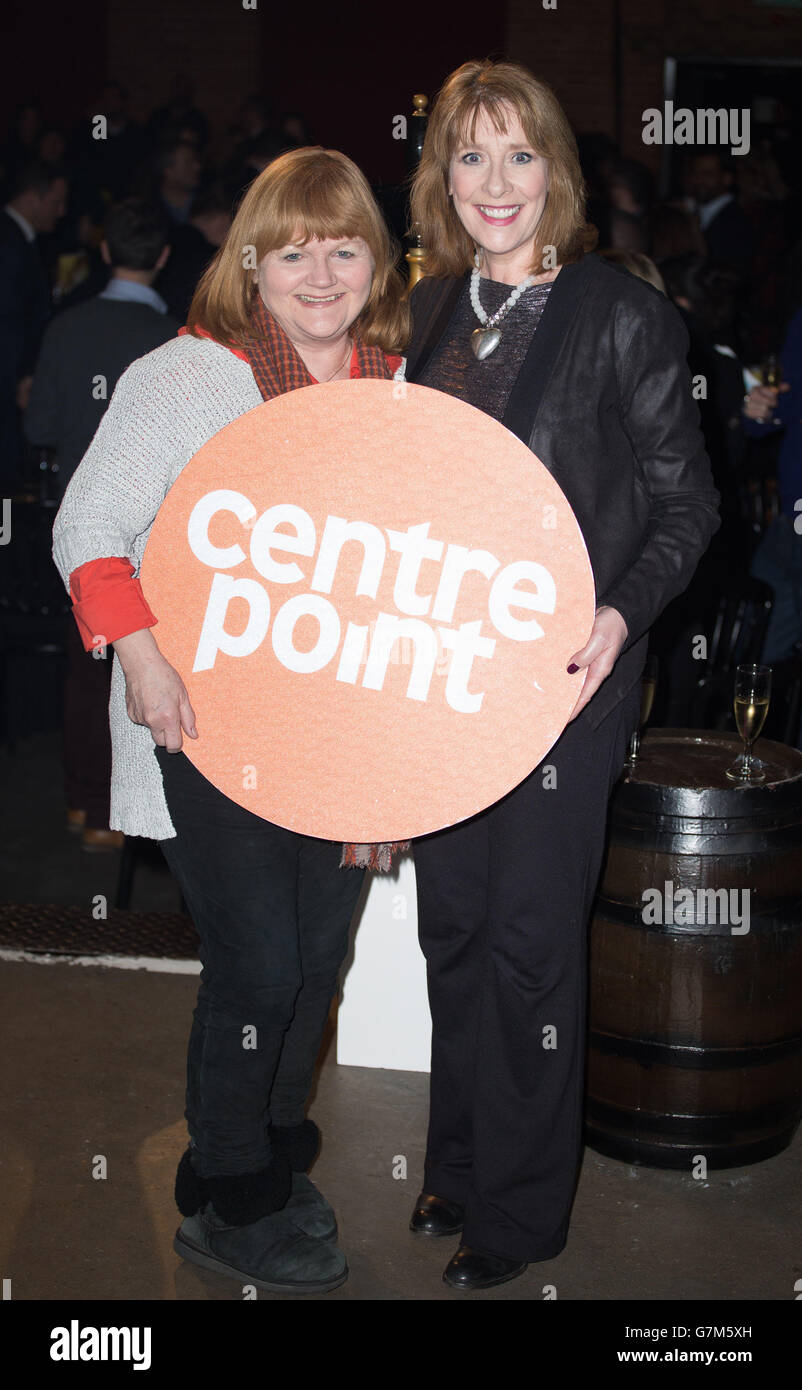Lesley Nicolo e Phyllis Logan arrivano al Ultimate Pub Quiz a sostegno del Centrepoint benefico per i giovani senza casa, tenuto a Village Underground, Shoreditch, Londra. Foto Stock