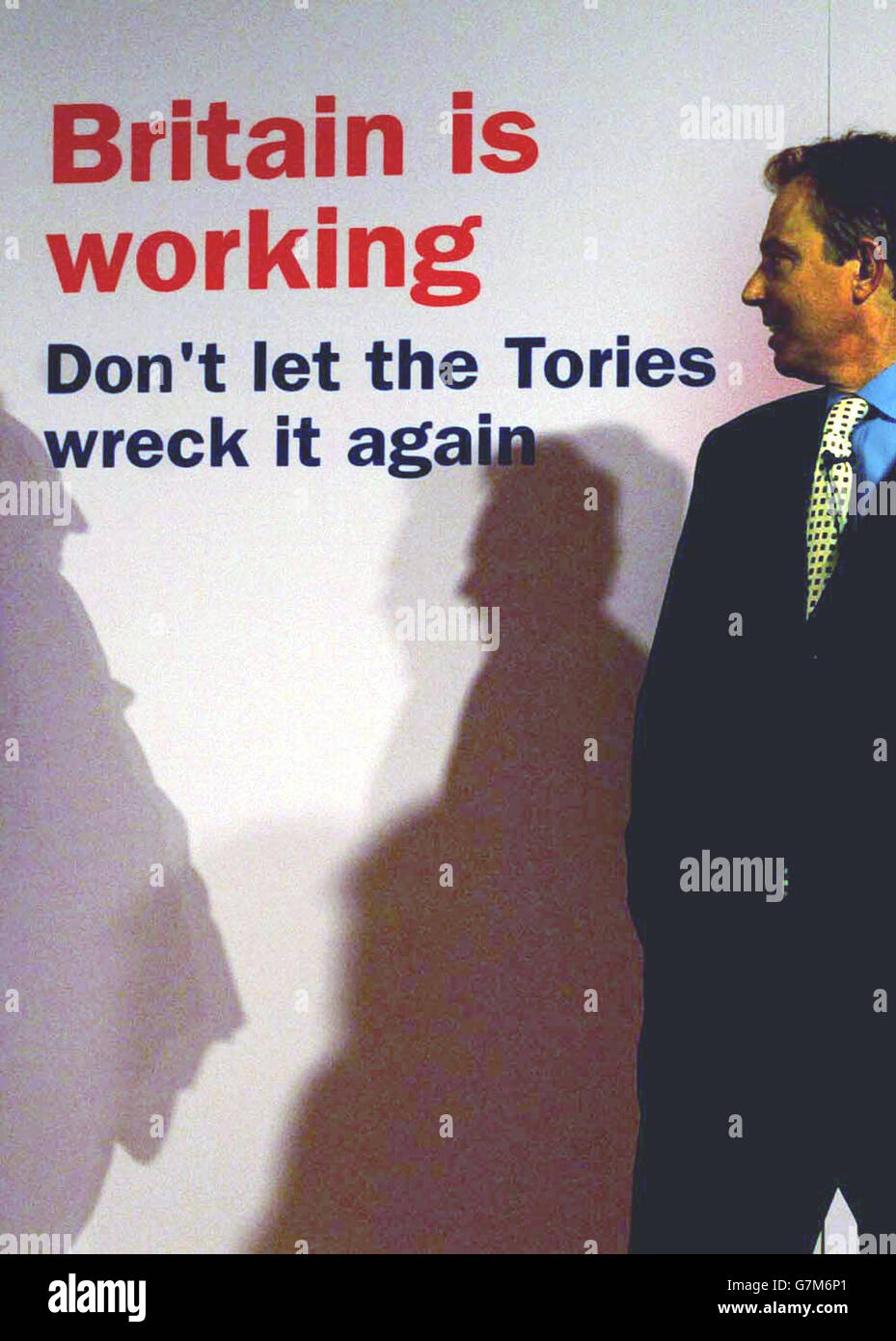 Il primo ministro Tony Blair ha reso omaggio oggi agli "eroi non cantati" che hanno portato avanti le politiche del governo sul campo. Blair ha parlato con un'udienza di circa 60 attivisti del Partito laburista a Saltaire, Shipley, West Yorkshire. Il primo ministro ha affermato di voler creare un partenariato tra Whitehall e individui e organizzazioni a livello di base. Foto Stock