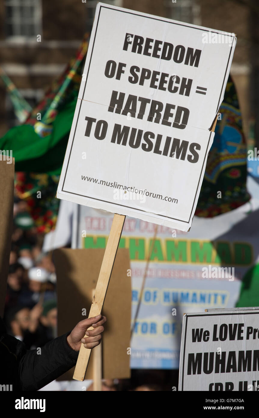 I musulmani si riuniscono in una manifestazione davanti a Downing Street nel centro di Londra, chiedendo i valori musulmani e condannando le vignette di Mohammed dalla pubblicazione francese Charlie Hebdo. Foto Stock