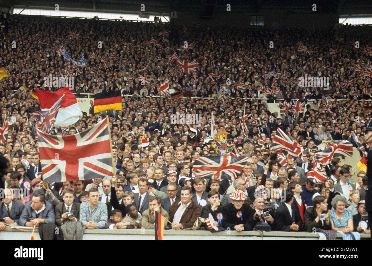 I tifosi dell'Inghilterra e della Germania occidentale fanno l'onda della loro bandiera le rispettive squadre Foto Stock