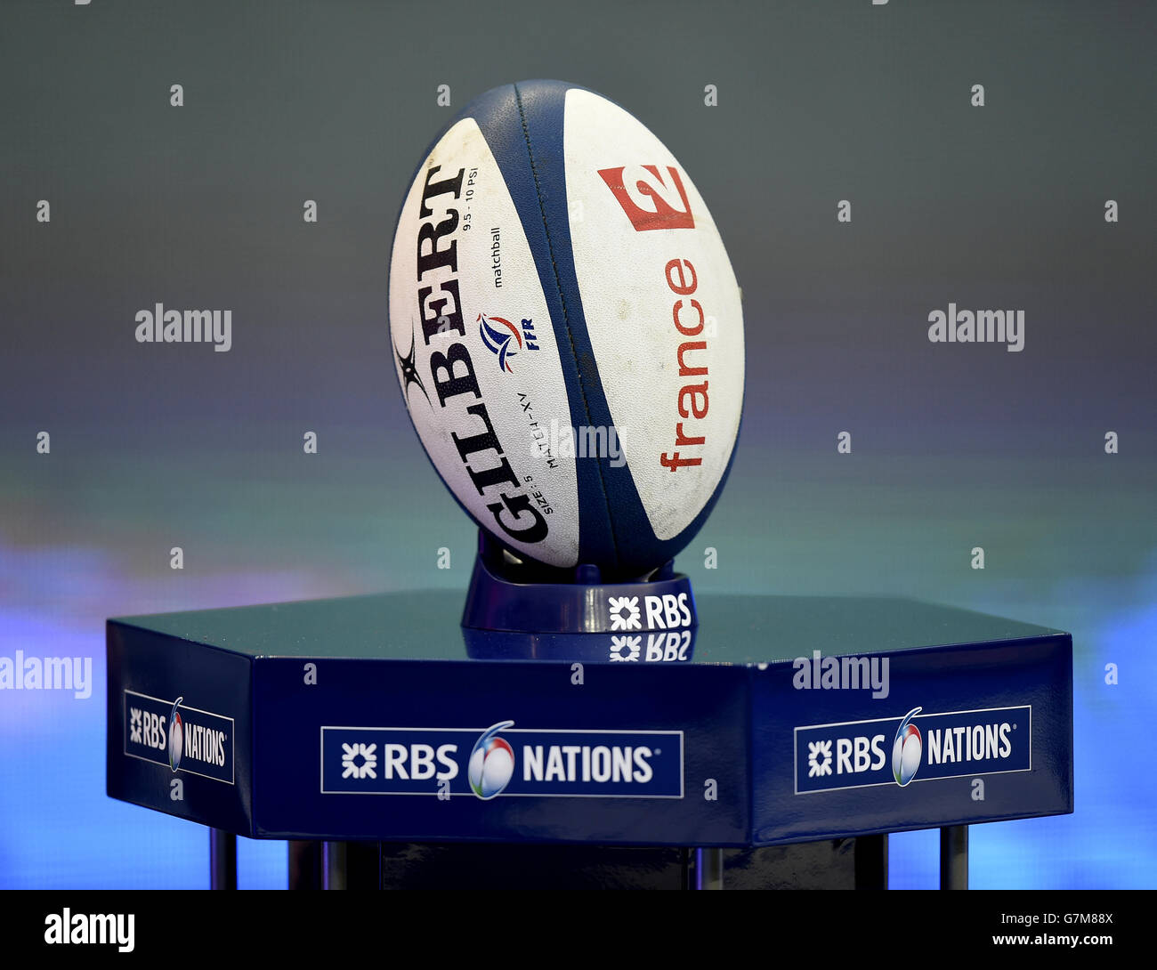 Vista dettagliata del pallone ufficiale Gilbert su e. RBS calcia il tee su una base prima del calcio d'inizio Foto Stock