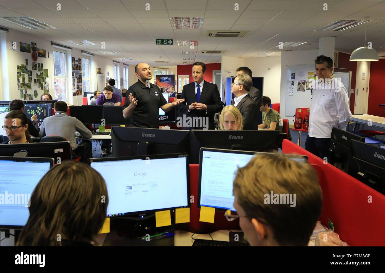 Il primo ministro David Cameron (al centro) incontra il personale durante una visita ai Giochi della coda di rondine a Chatham, Kent. Foto Stock