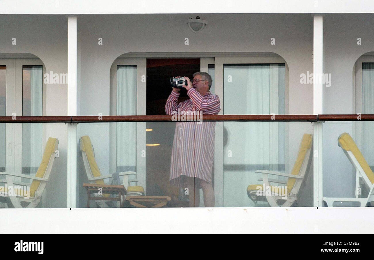 Guasto meccanico della nave da crociera Aurora - attracchi Southampton. Un passeggero a bordo del lussuoso battello da crociera di P&o Aurora registra la vista dei moli di Southampton dal suo balcone. Foto Stock